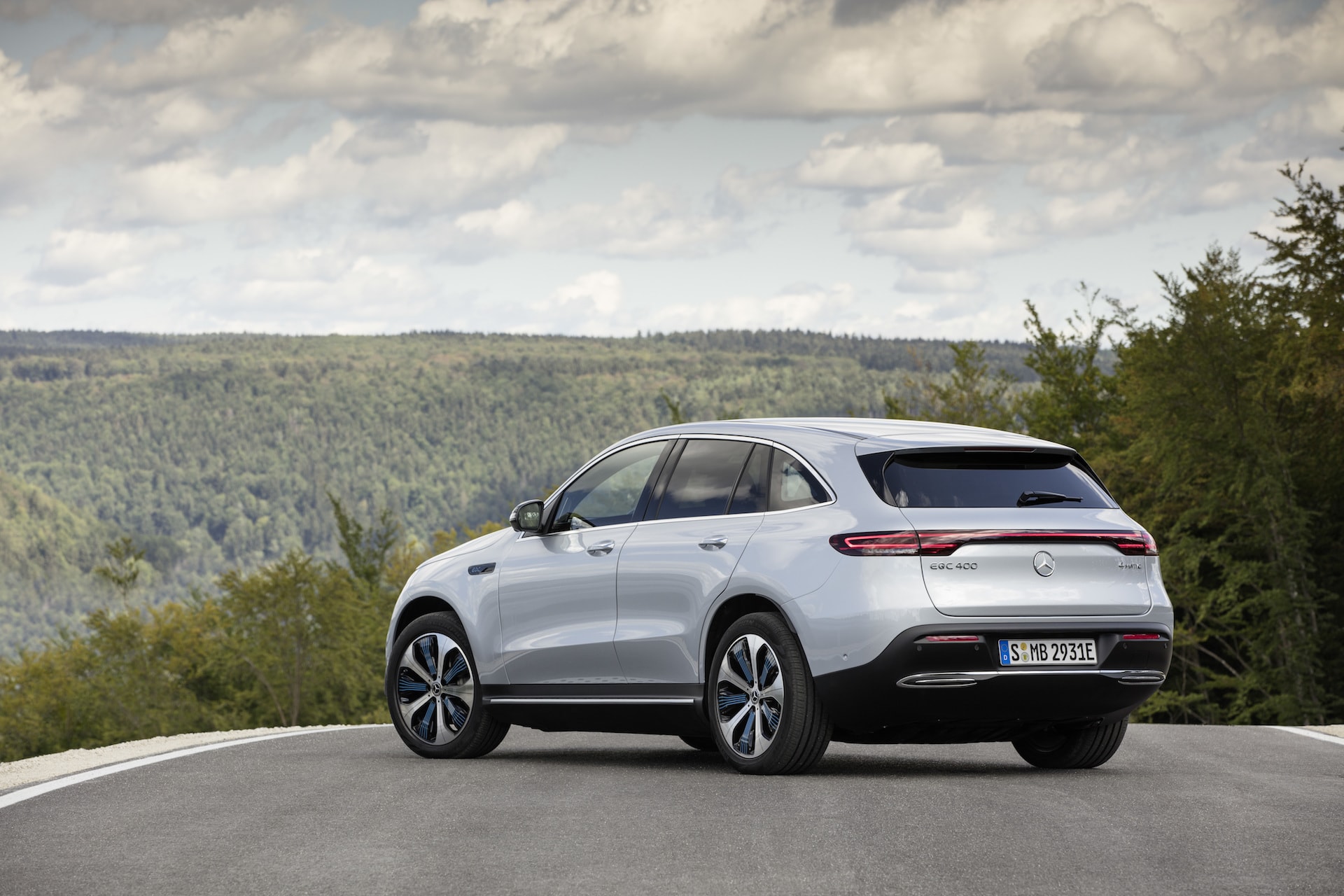 Vista trasera y lateral del Mercedes EQC en un entorno natural, resaltando la integración con el medio ambiente, 2023
