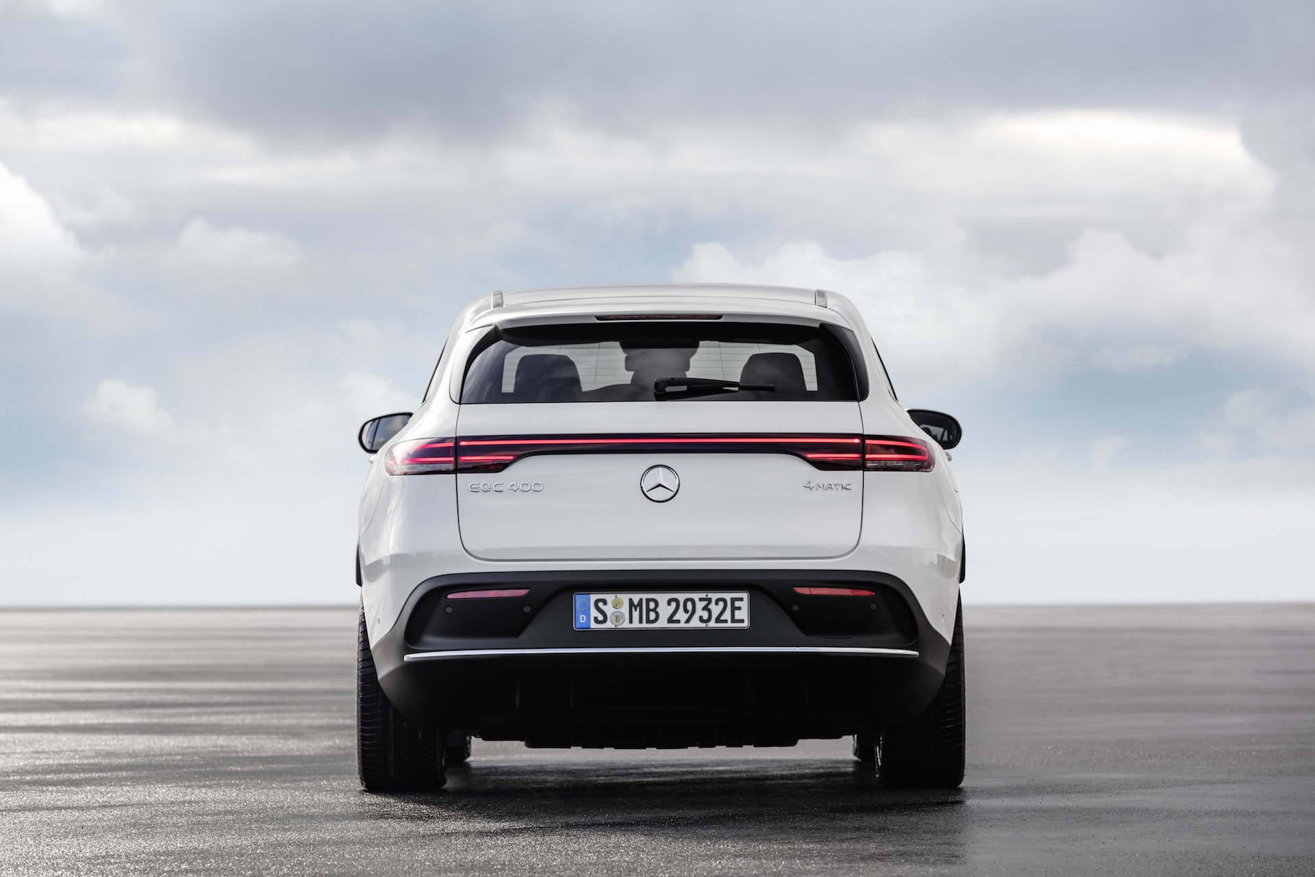 Vista trasera del Mercedes EQC evidenciando su diseño distintivo.