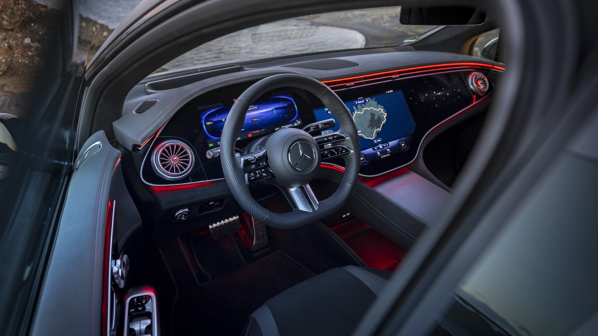 Panel de instrumentos y pantalla central del Mercedes EQE.