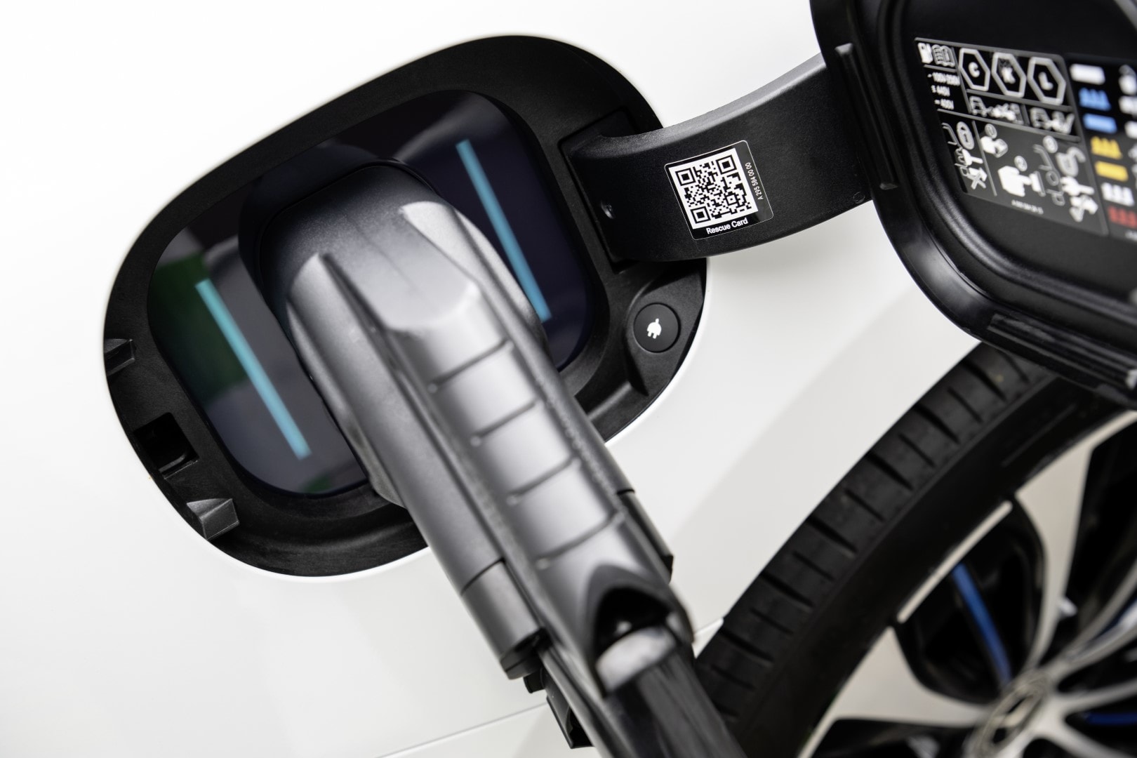 Detalle del punto de carga del Mercedes EQE eléctrico