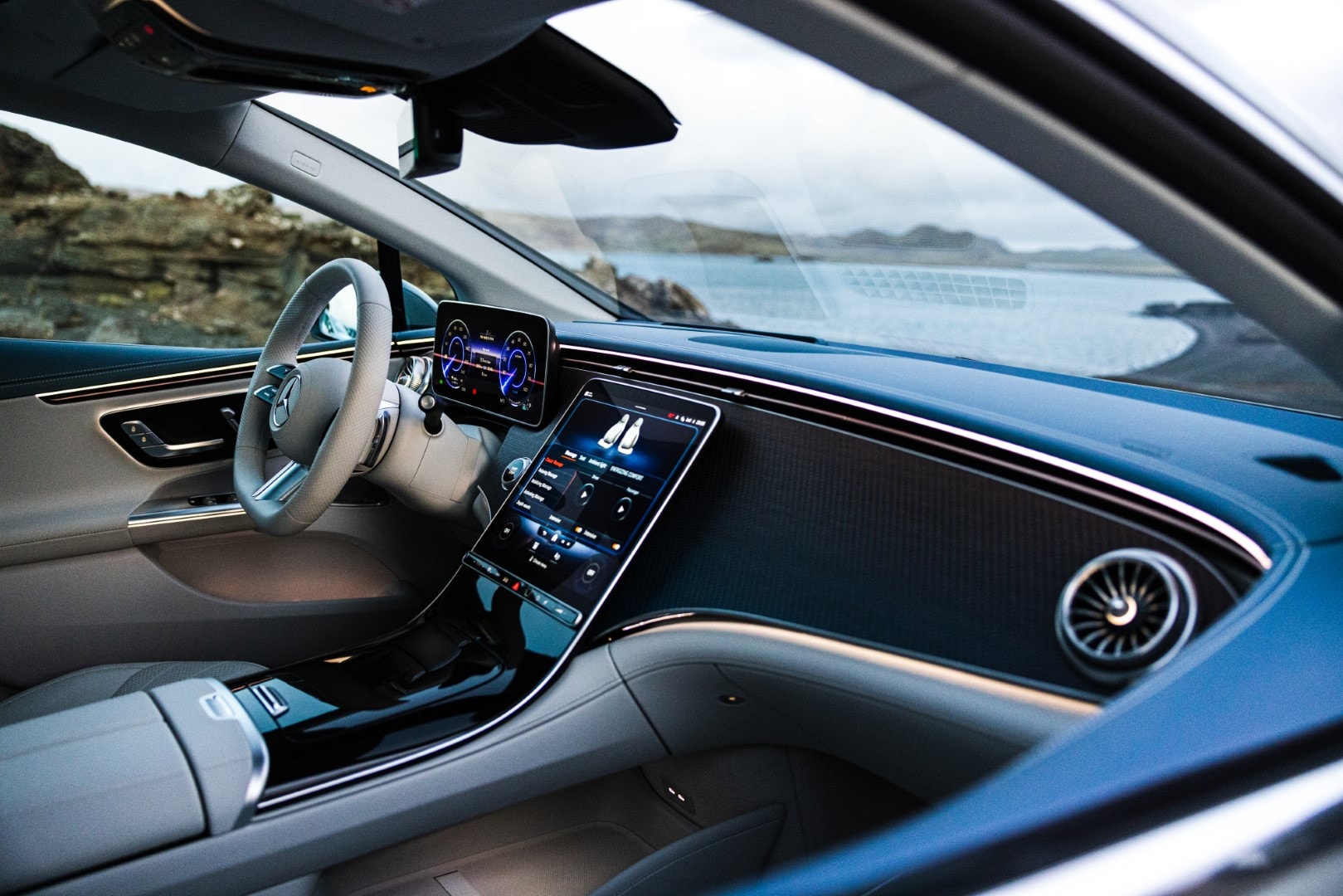 Vista detallada de la consola central y la instrumentación.