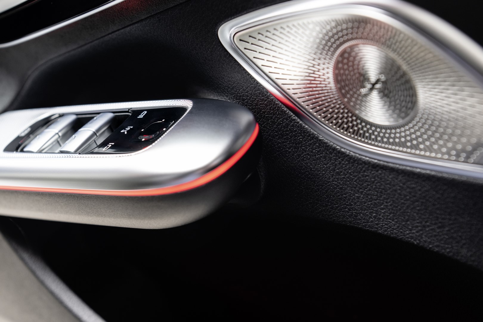 Primer plano de la puerta mostrando los controles y altavoces