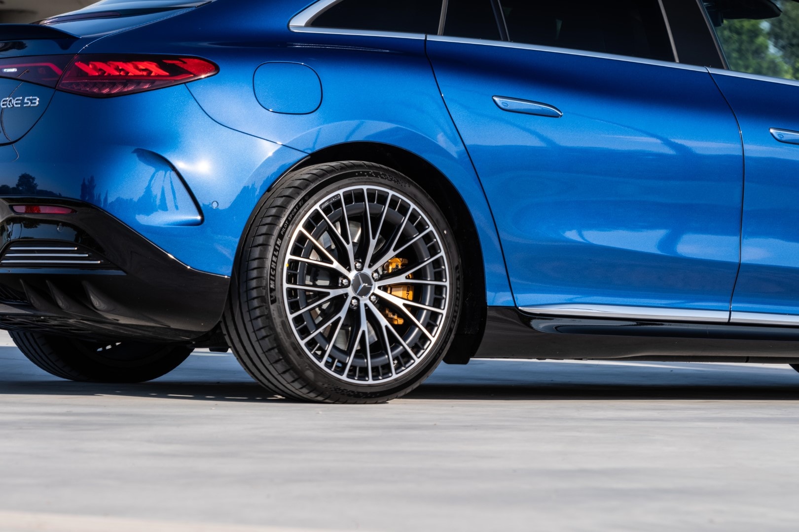 Detalle del rin de un Mercedes EQE, destacando su diseño exclusivo.