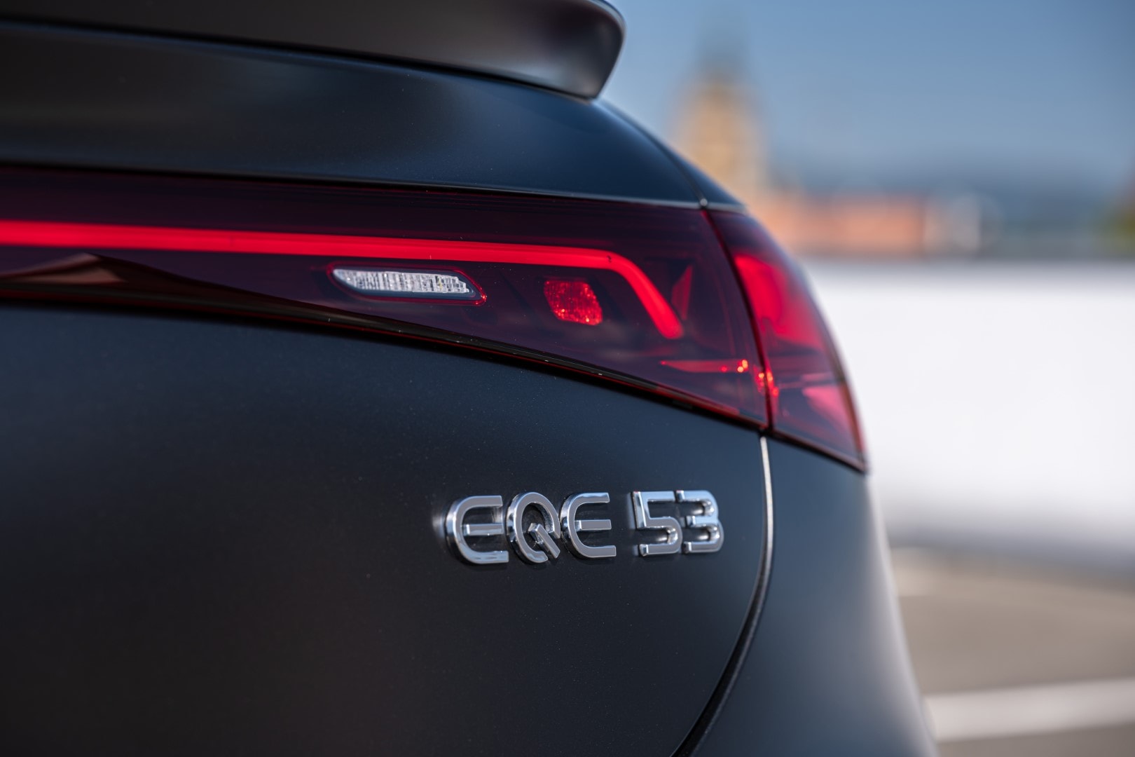 Vista trasera enfocada en la badging del Mercedes EQE 53.