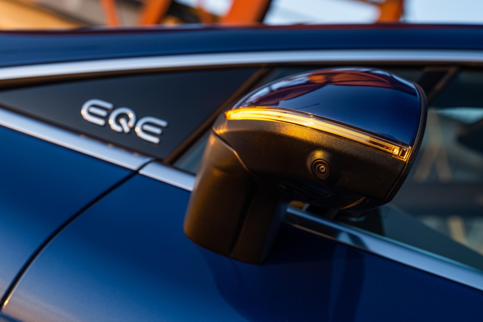 Close-up del espejo lateral del Mercedes EQE que incorpora cámaras para mayor visibilidad.