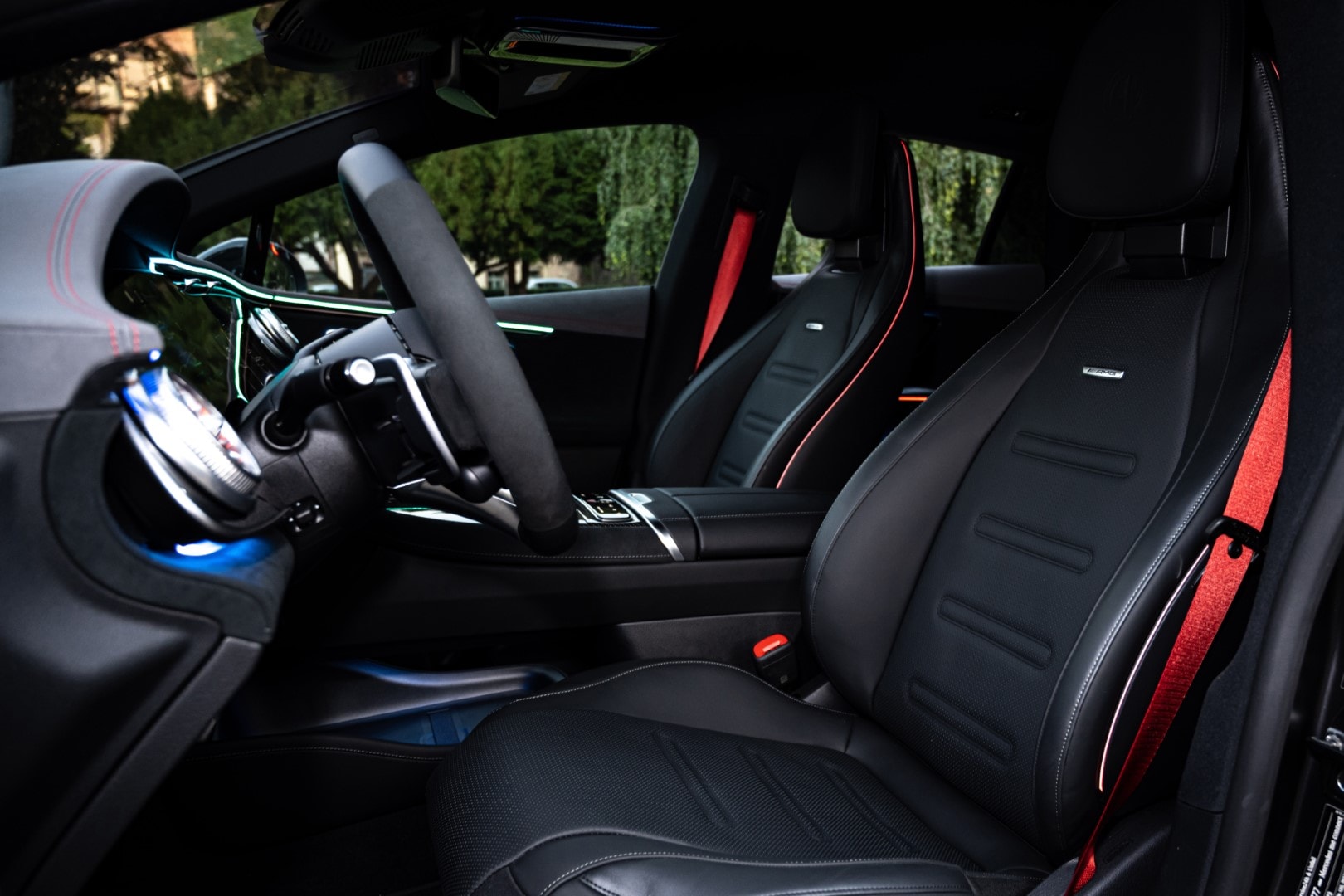 Asientos de cuero con detalles rojos en el interior de un Mercedes EQE.