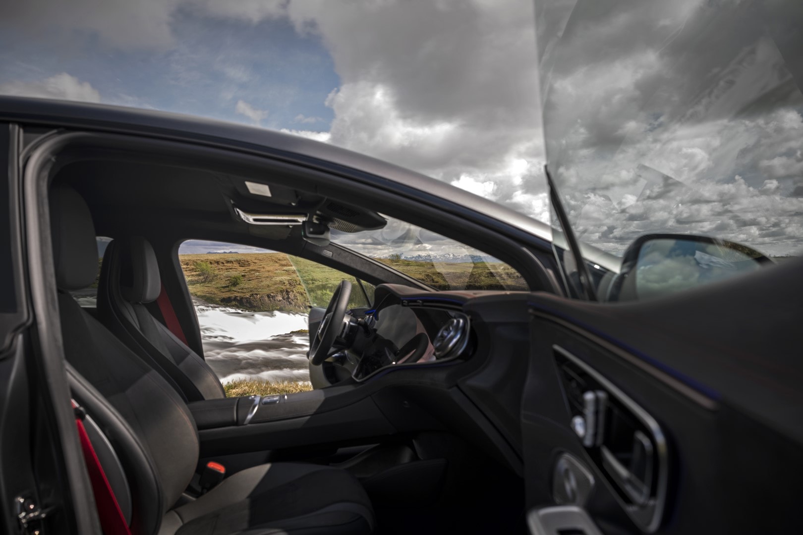 Vista de los asientos delanteros y el diseño interior.