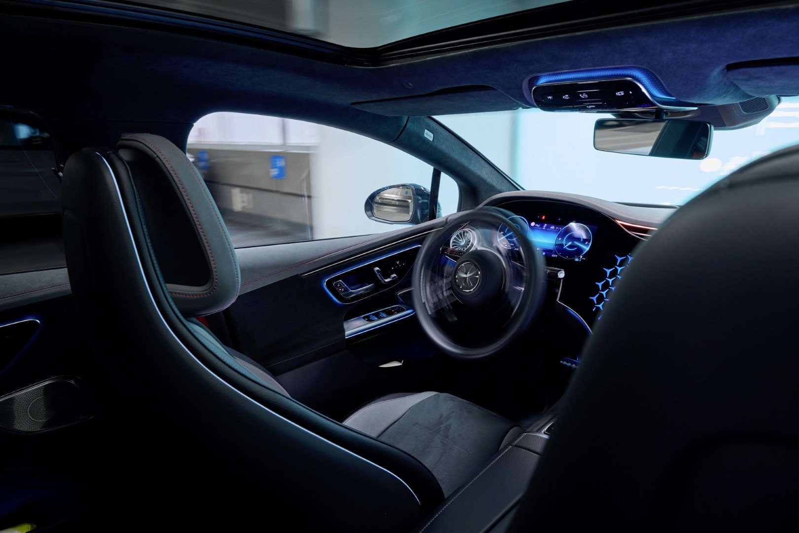 Vista del volante y asientos delanteros, acabado premium.