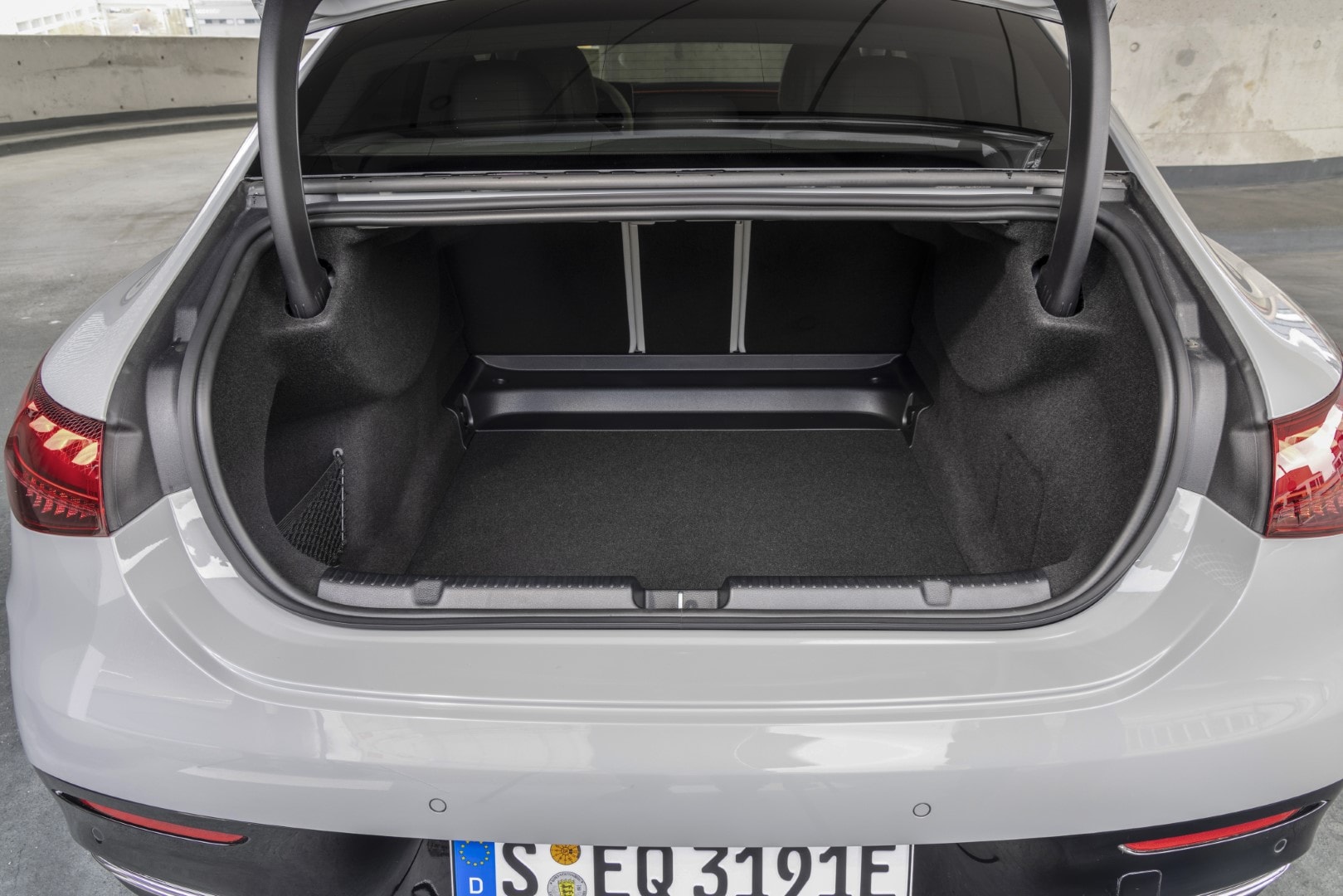 Vista amplia del maletero abierto del Mercedes EQE, demostrando su capacidad