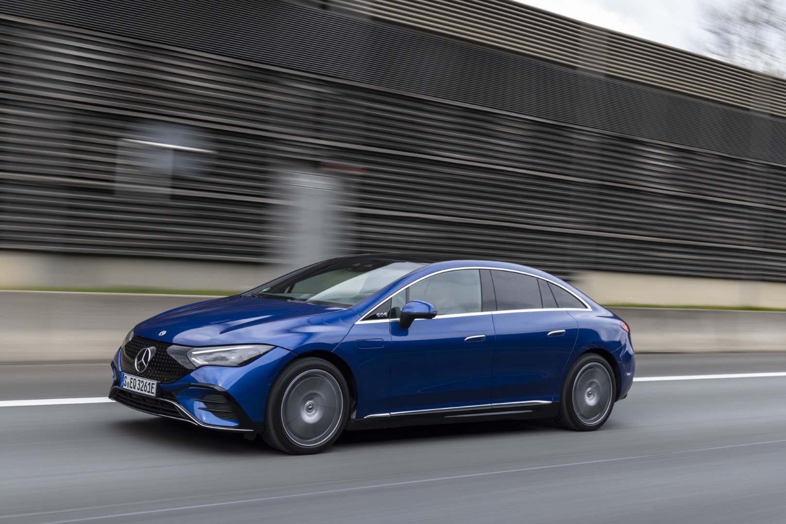 El Mercedes EQE en movimiento, realzando su dinamismo y color azul