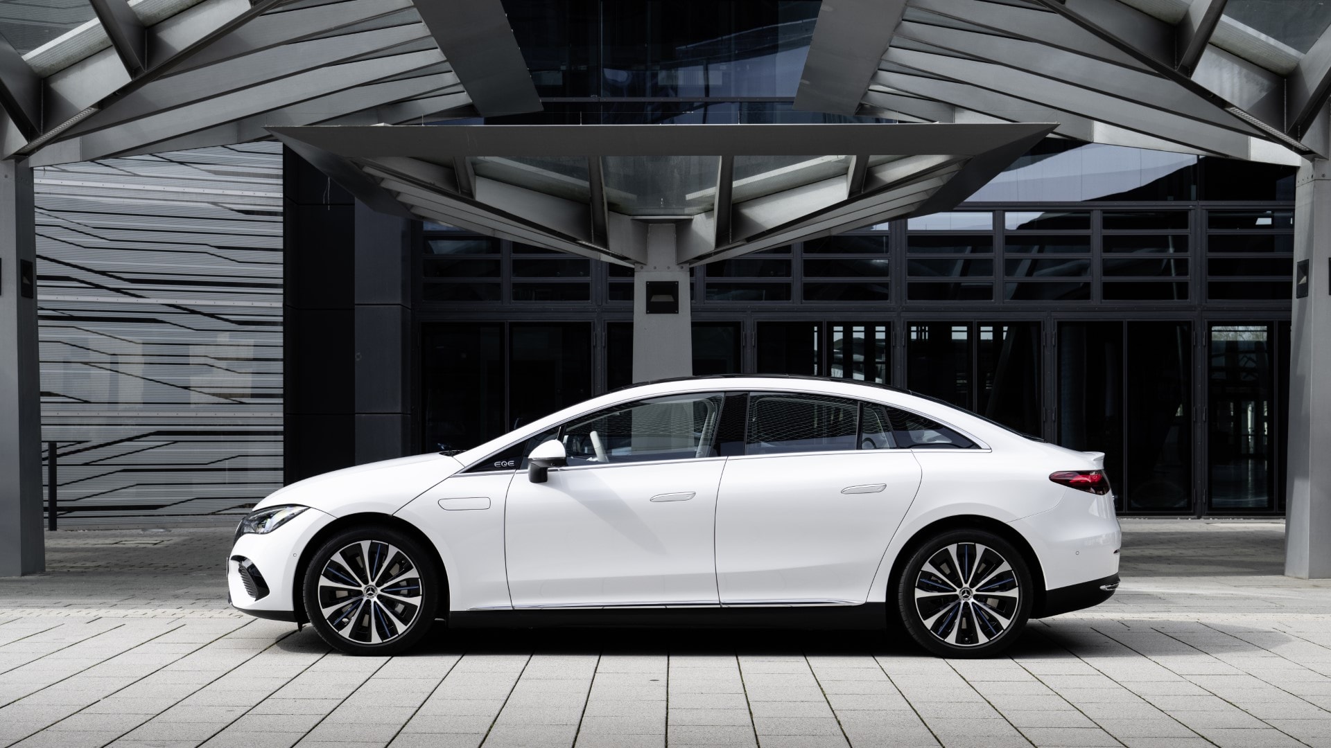 Imagen del Mercedes EQE en color blanco mostrando su línea lateral