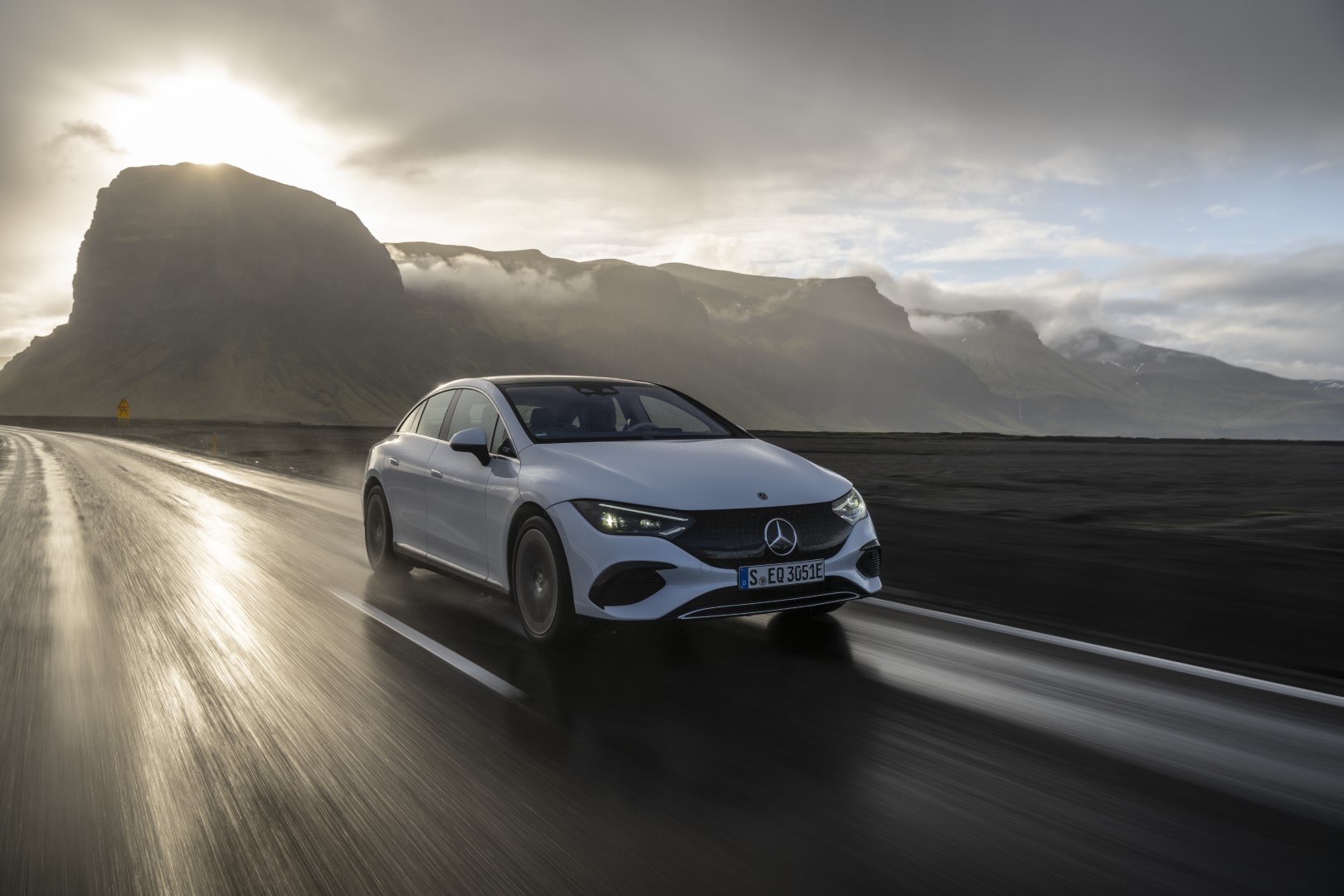 Imagen dinámica del Mercedes EQE en carretera entre montañas