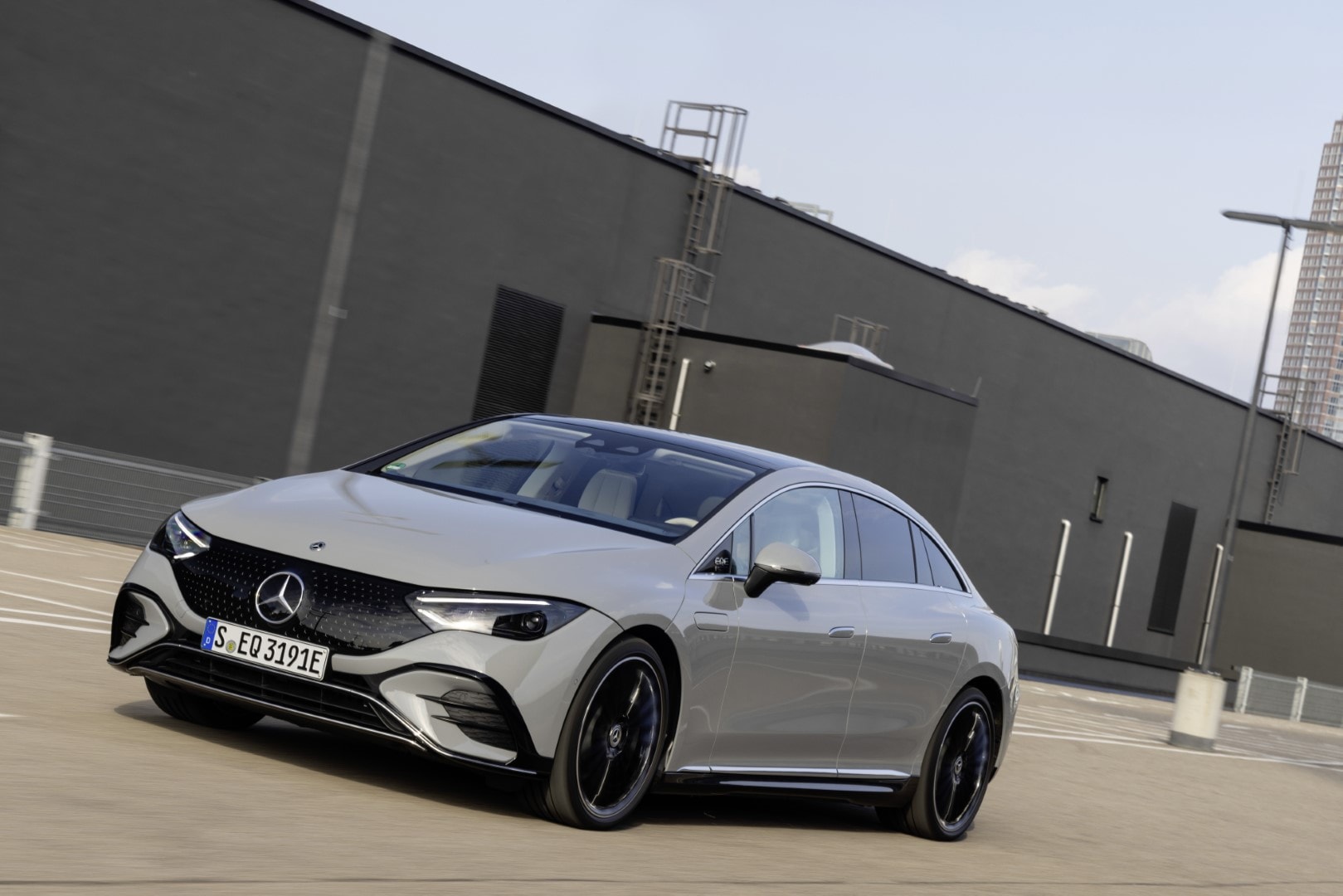 Vista lateral del Mercedes EQE durante la conducción, diseño y deportividad