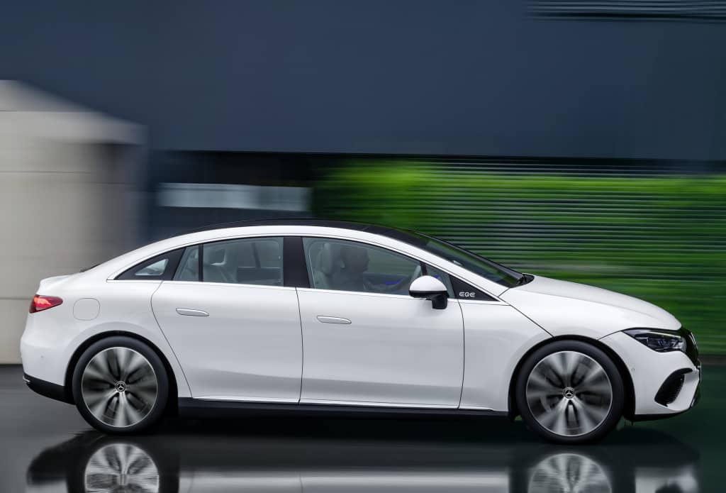Líneas elegantes del Mercedes EQE visto de lado, resaltando la silueta deportiva.