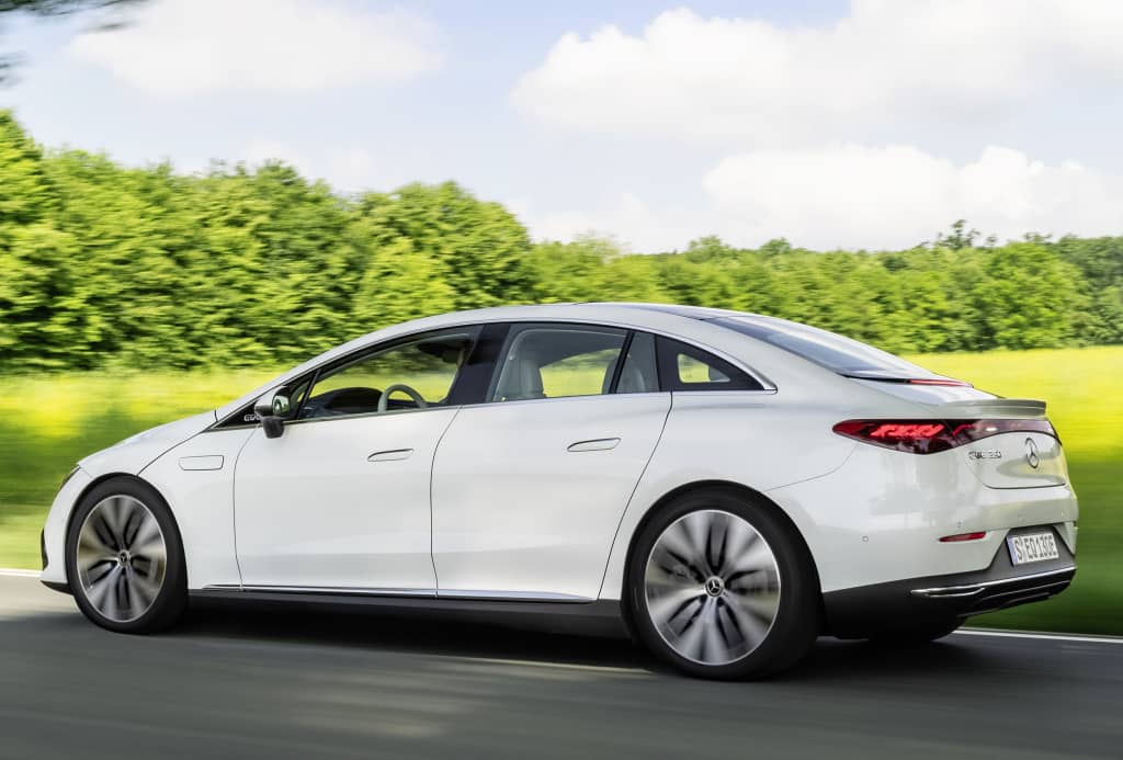 Perfil dinámico del Mercedes EQE en movimiento, mostrando su diseño aerodinámico.