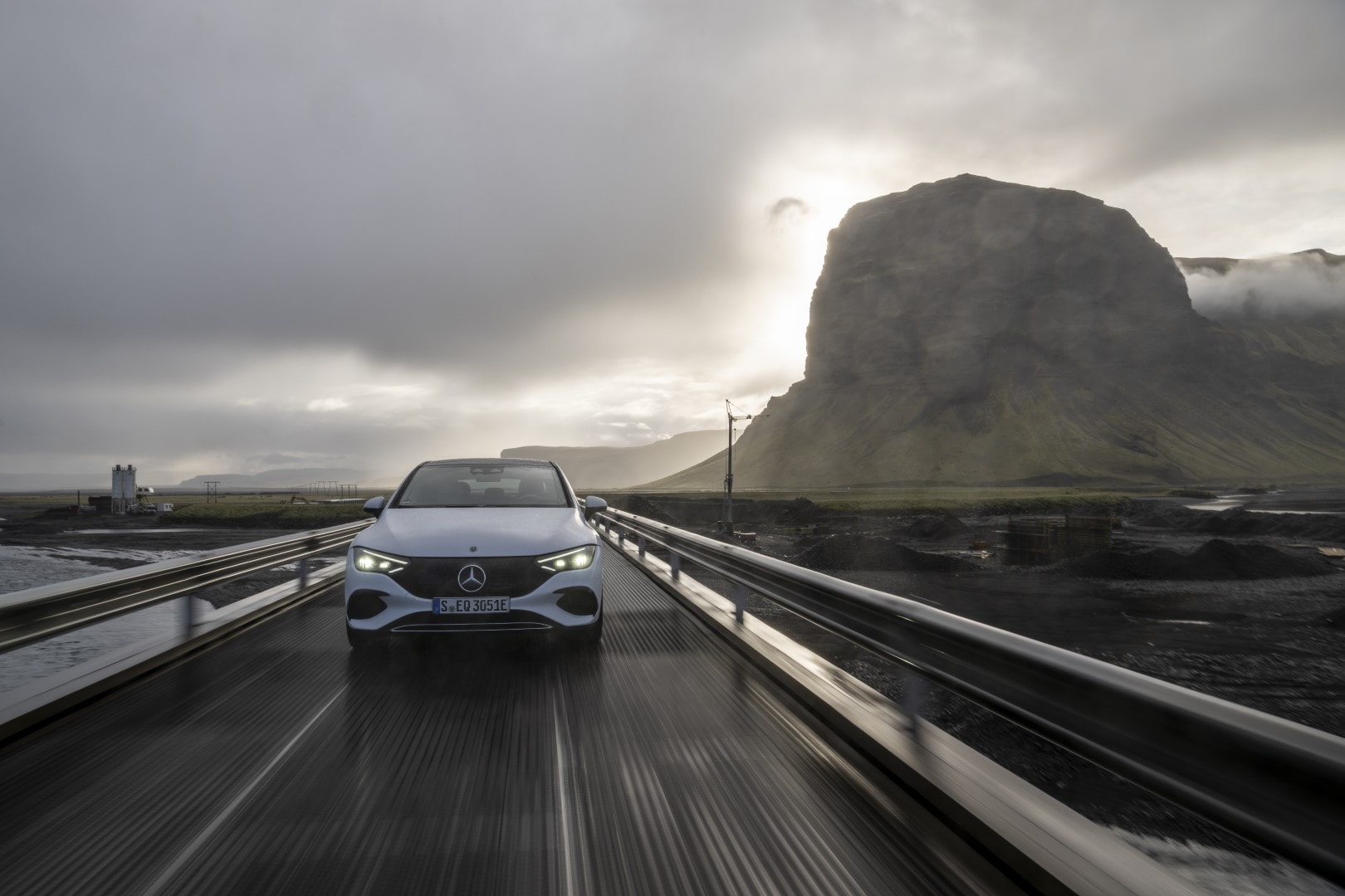 Mercedes EQE viajando por un puente, enfoque frontal dinámico