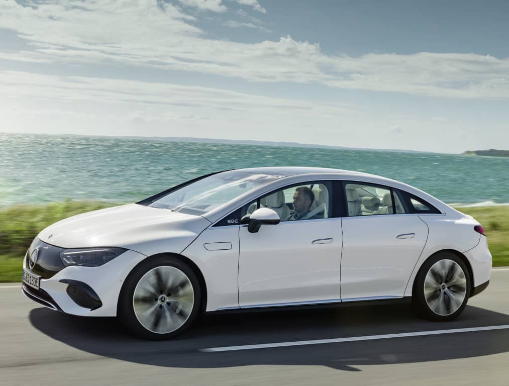 Vista lateral del EQE con el mar de fondo, combinando lujo y naturaleza.