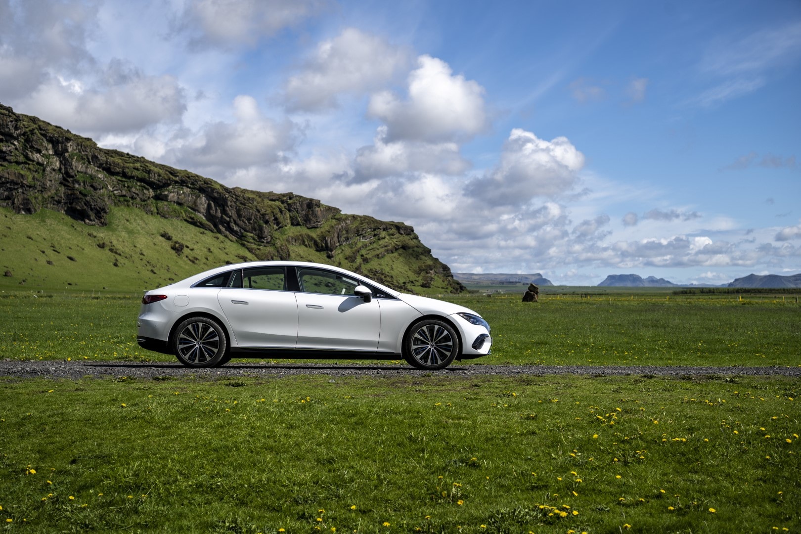 Perfil lateral del Mercedes EQE en un entorno natural