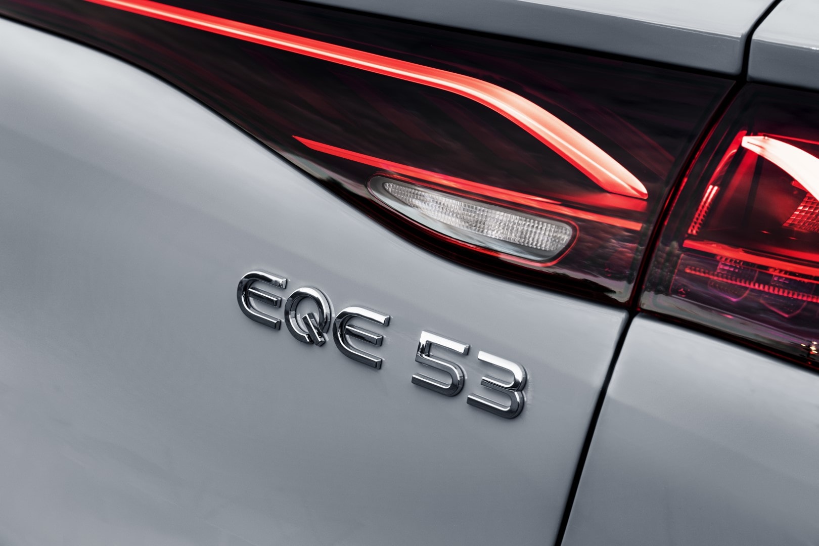 Detalle insignia EQE 53 en carrocería, diseño exclusivo.