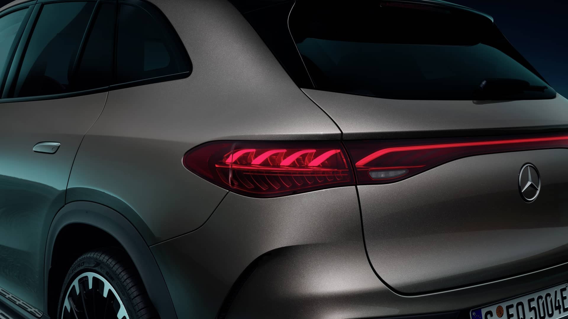 Frontal del EQE SUV donde predomina una parrilla cerrada, típica de los vehículos eléctricos.