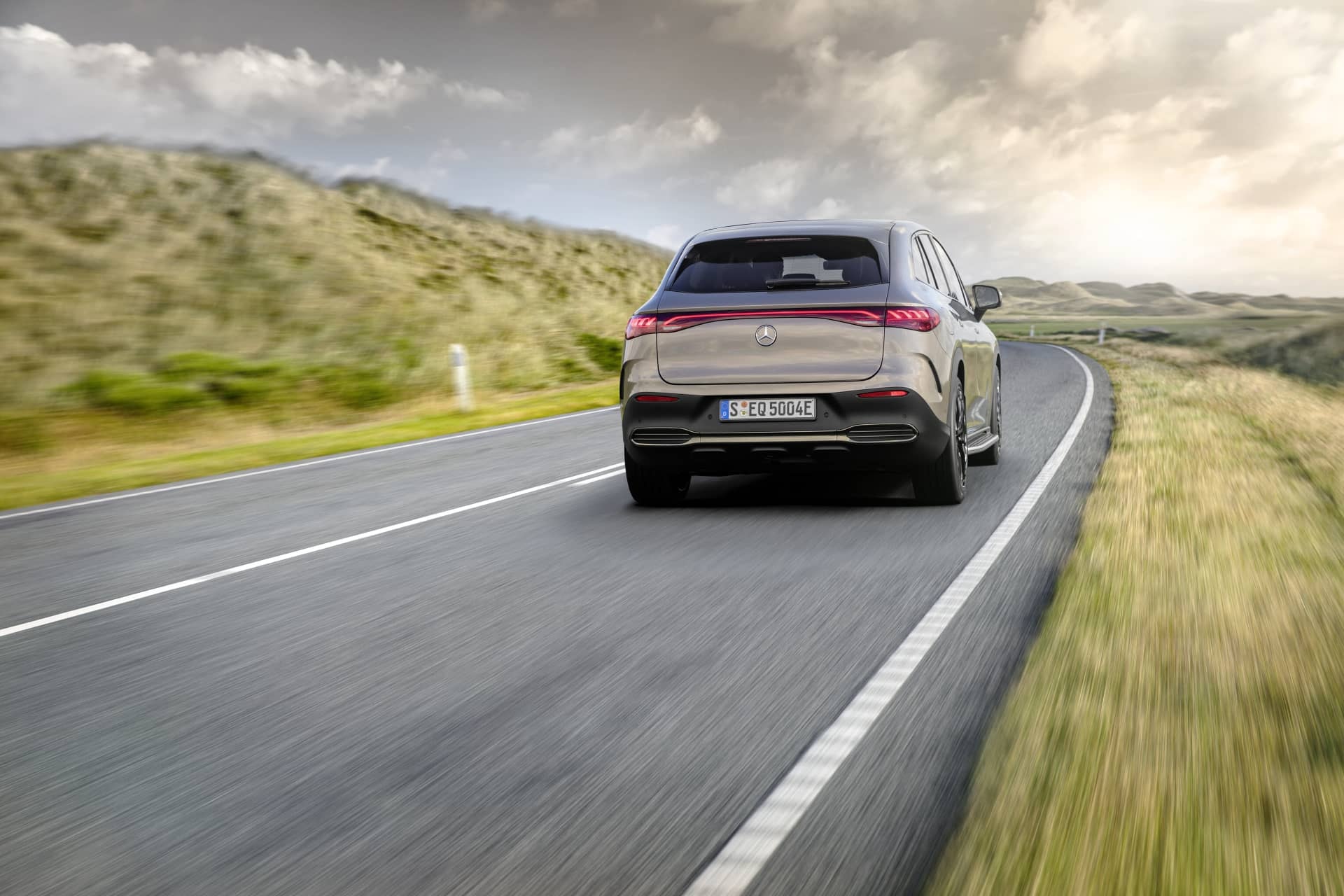 Imagen trasera del Mercedes EQE SUV en un entorno de carretera abierta.