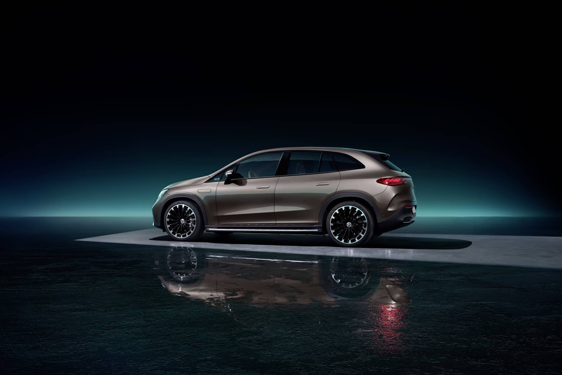 Vista lateral del Mercedes EQE SUV que muestra líneas aerodinámicas.