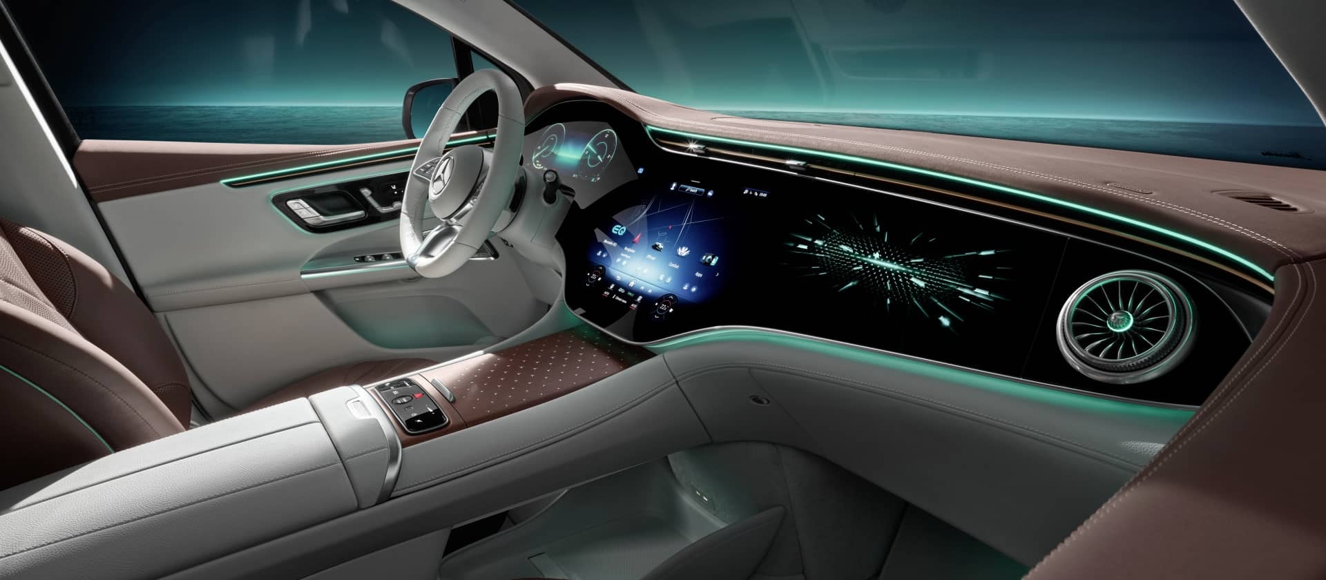 Vista panorámica del panel de instrumentos y consola del Mercedes EQE SUV.