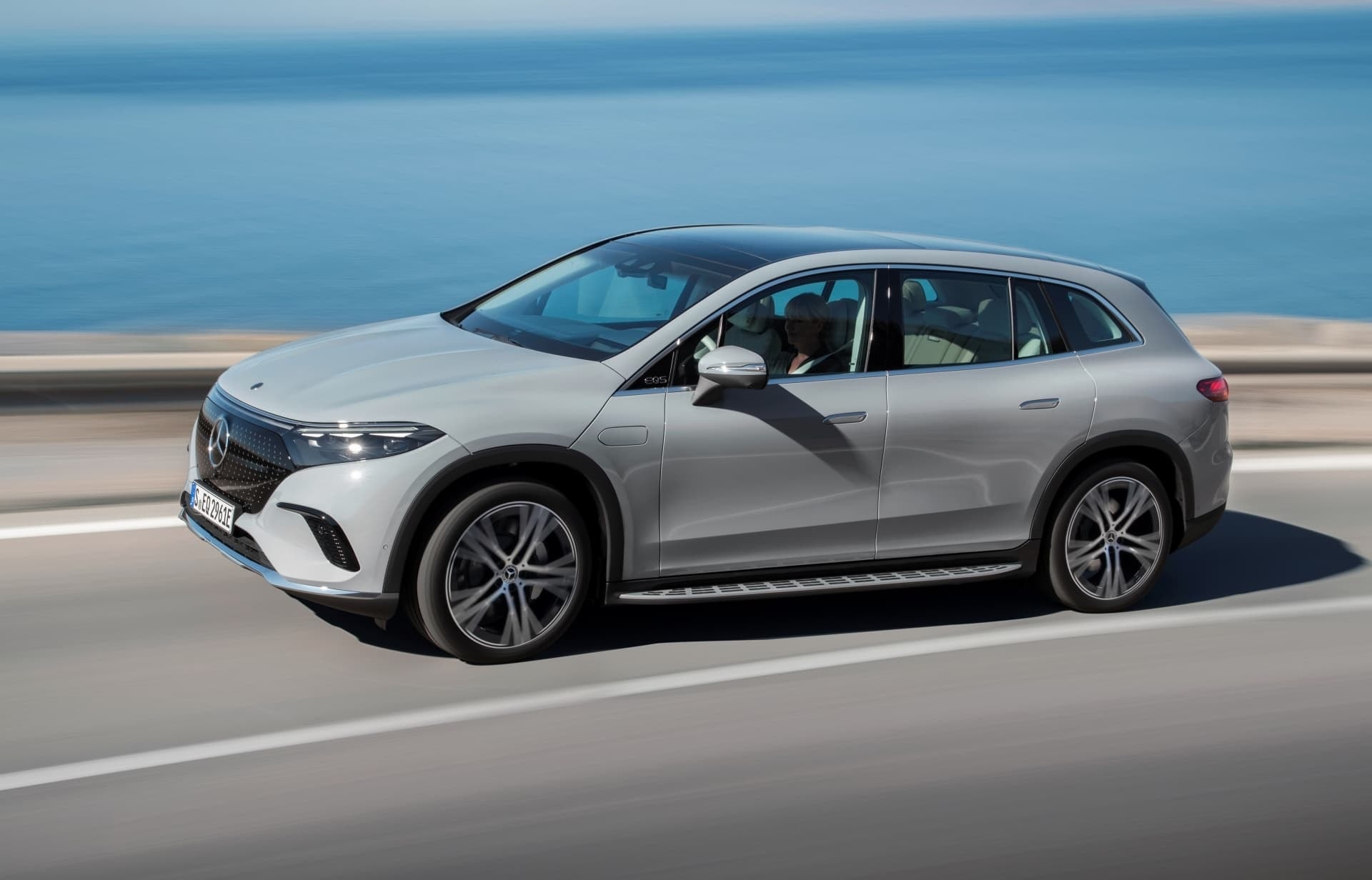 Mercedes EQS SUV mostrando su diseño lateral fluido y elegante en marcha.