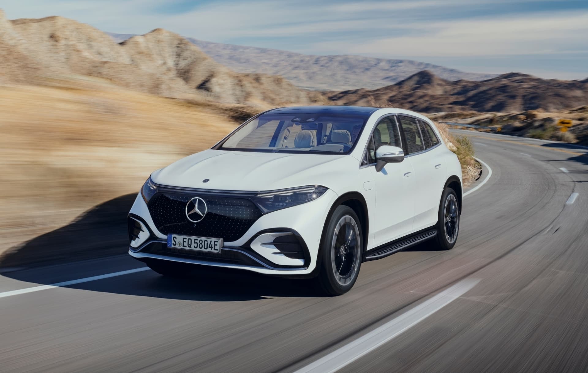 Imagen en movimiento del EQS SUV mostrando su diseño aerodinámico.