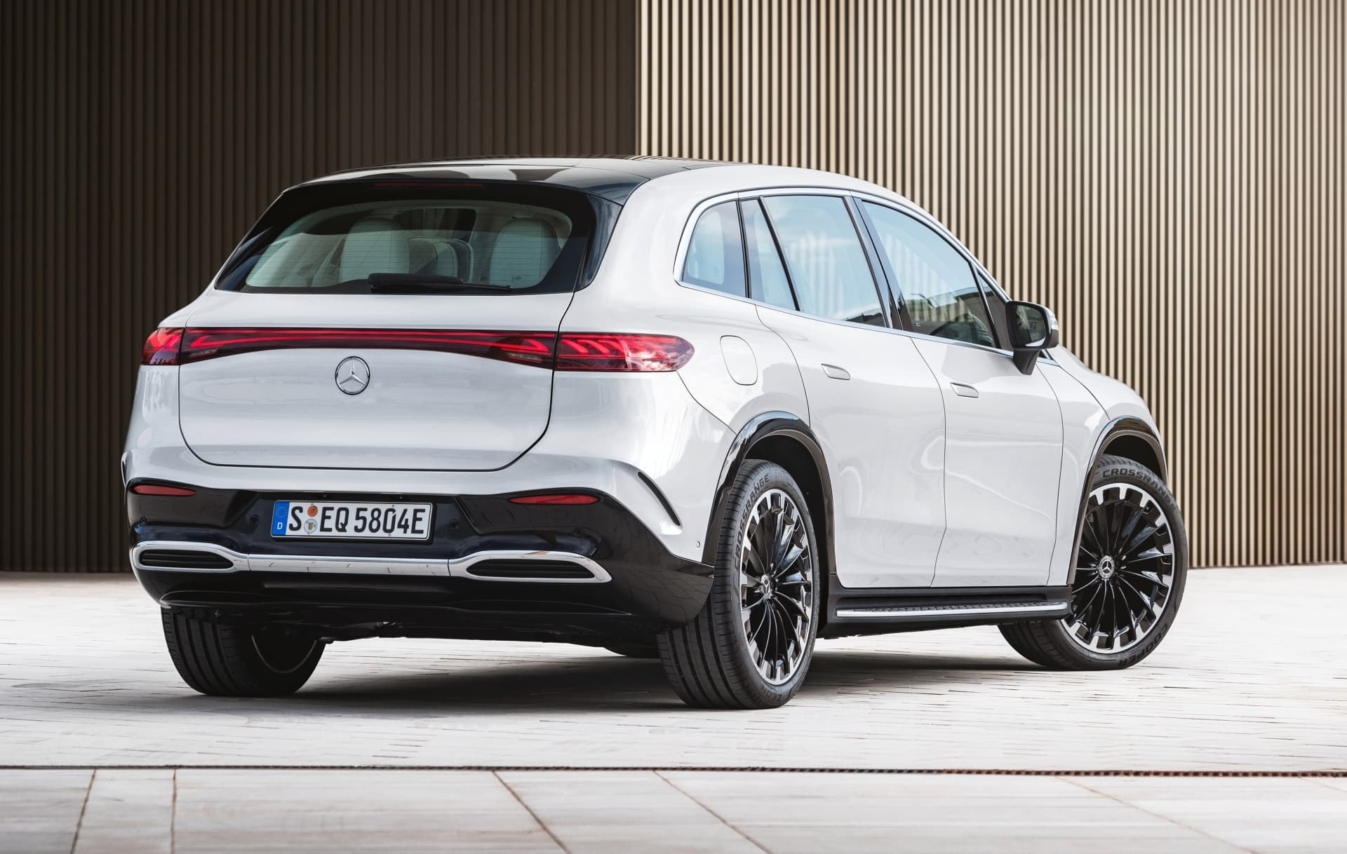 Perspectiva que muestra la línea trasera y lateral elegante del EQS SUV.