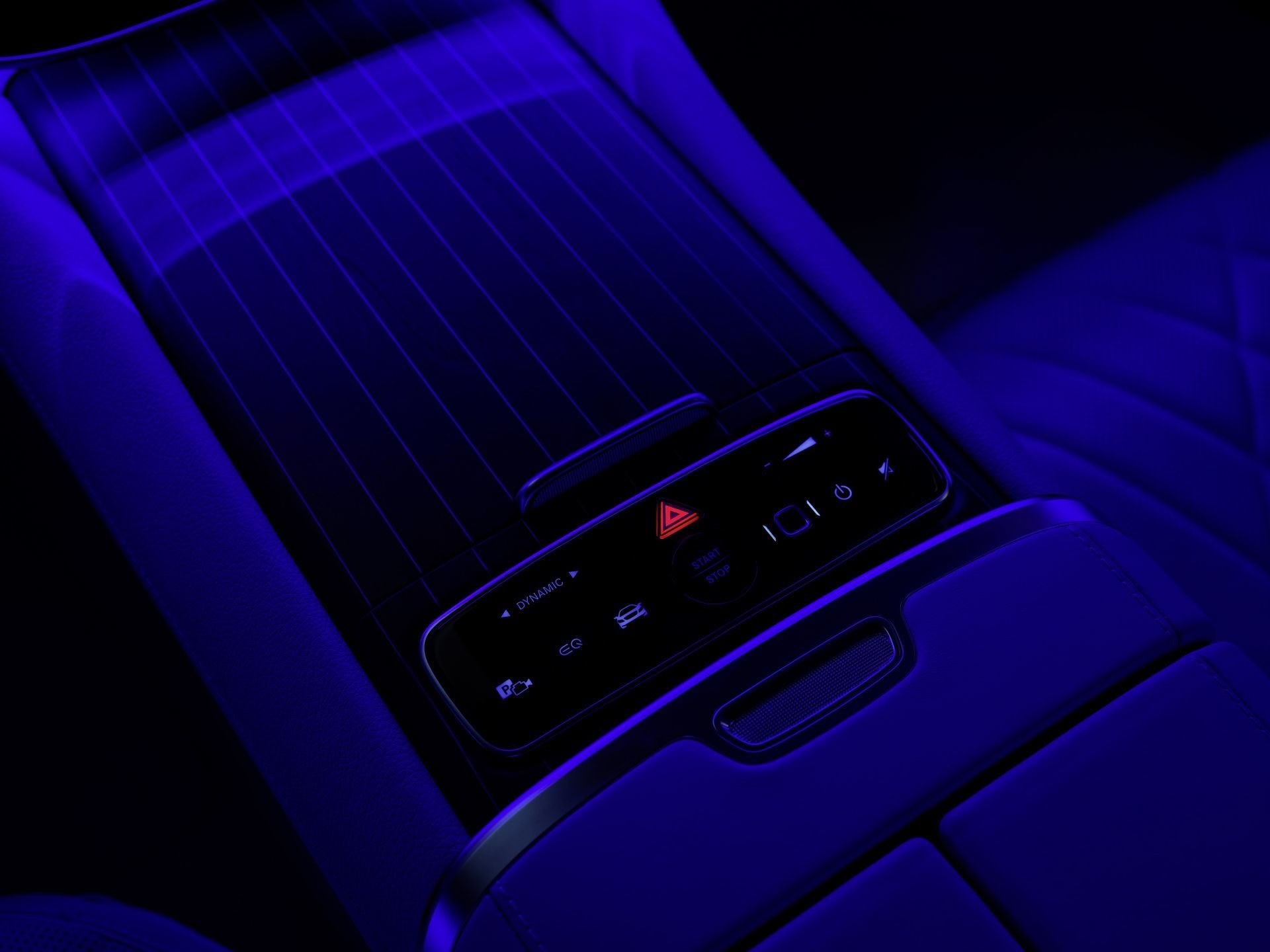 Consola central del EQS con sutiles acentos de iluminación LED.