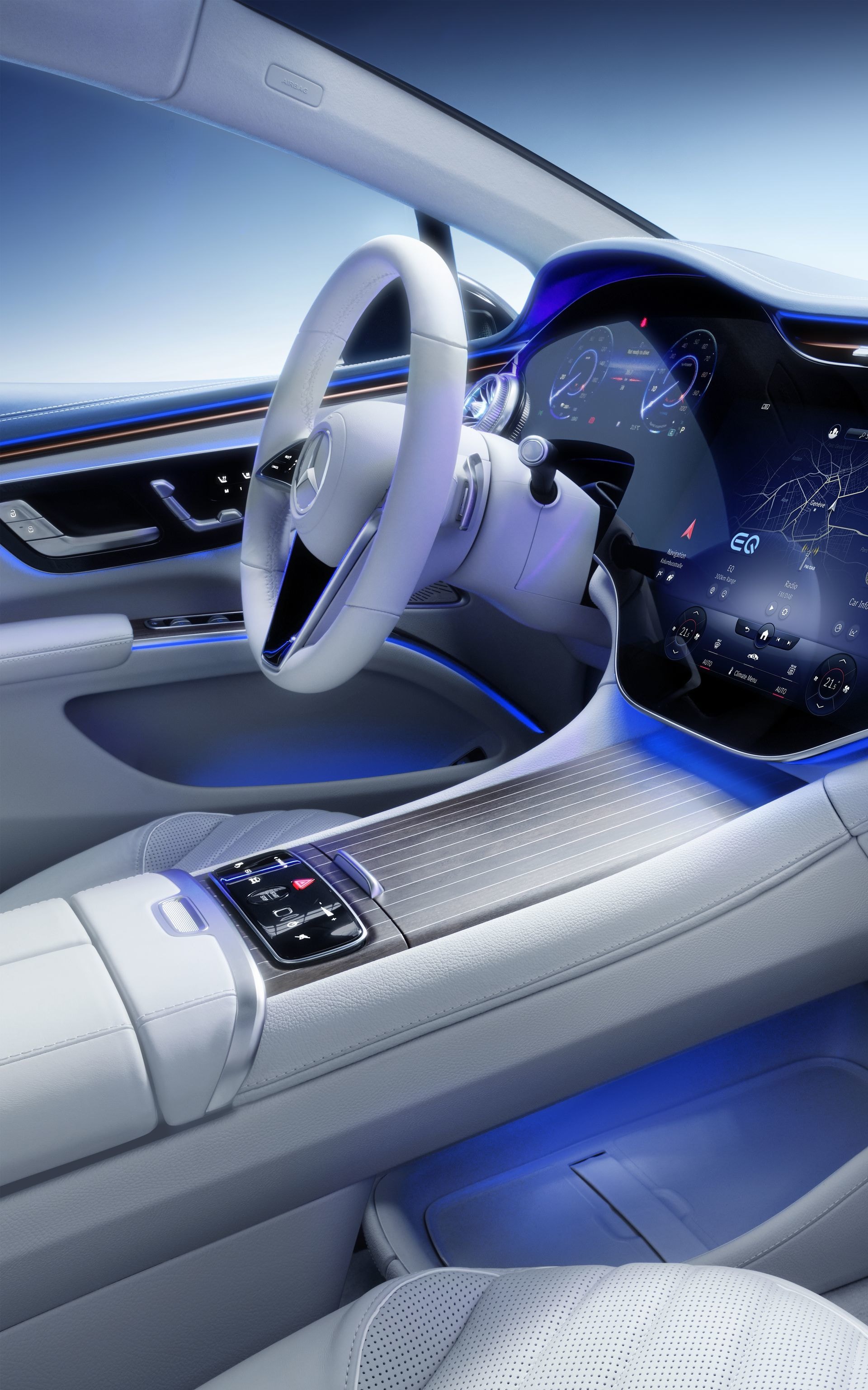 Elementos del interior del Mercedes EQS con enfoque en el volante y la pantalla.