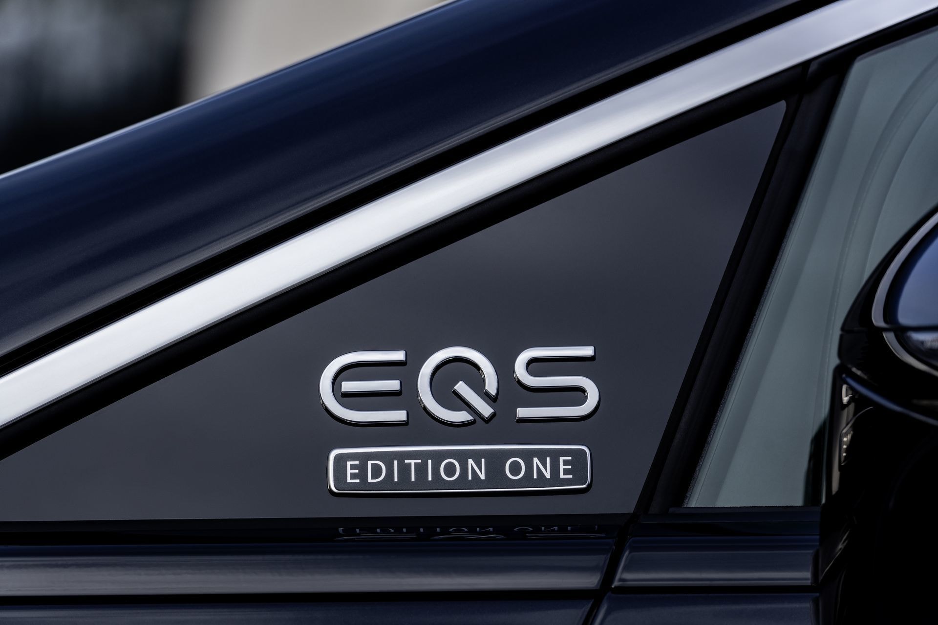 Emblema "EDITION ONE" en el Mercedes EQS, marcando exclusividad.