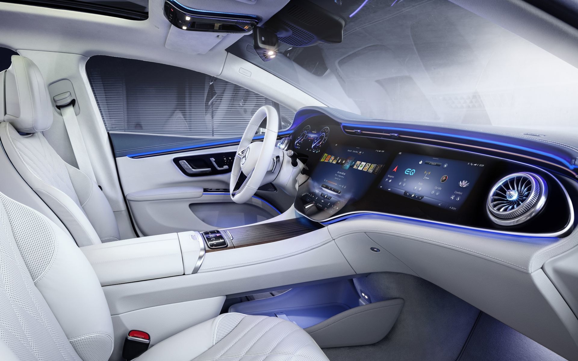 Cabina futurista del Mercedes EQS con pantallas integradas amplias.