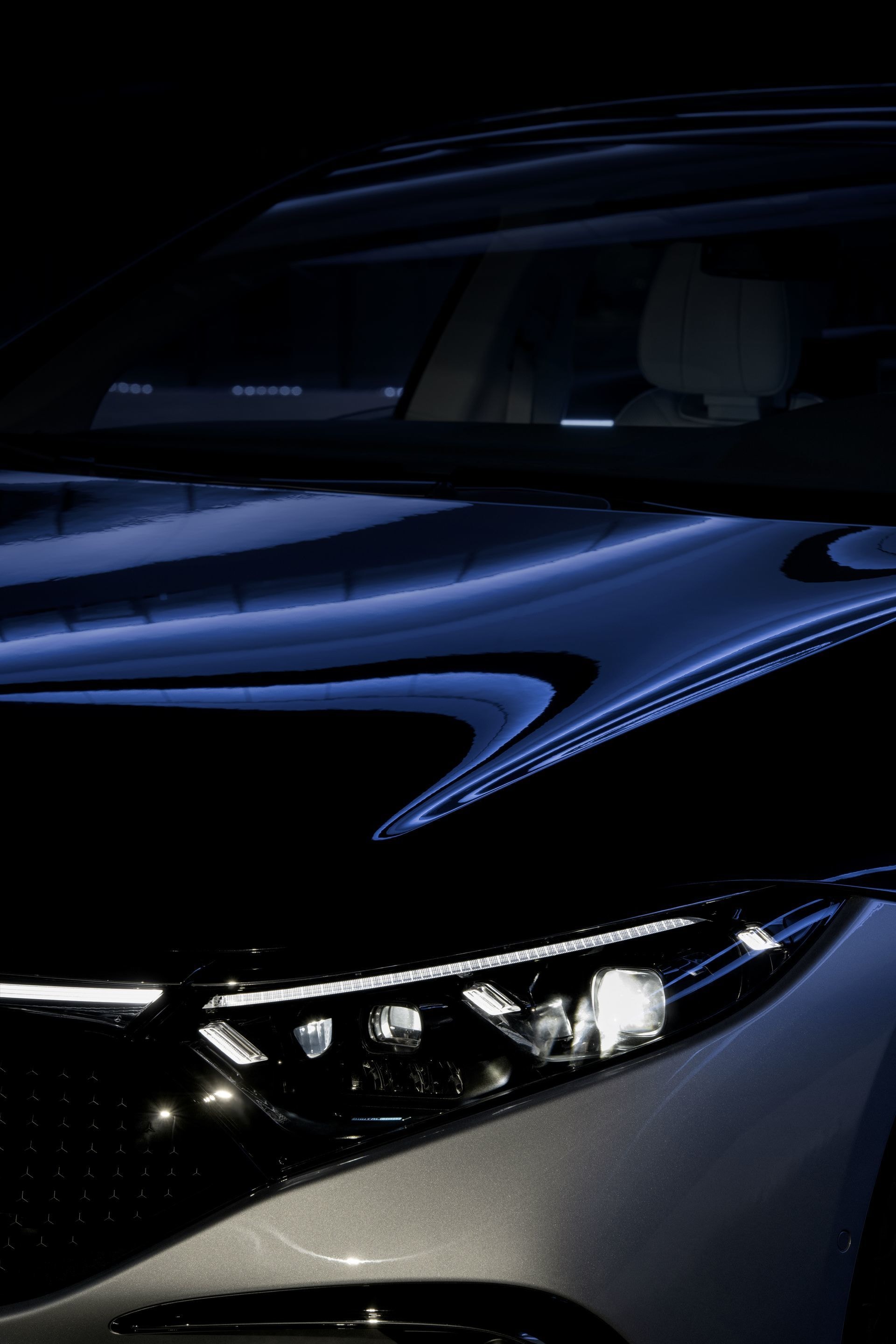 Diseño de luces LED en Mercedes EQS, reflejando vanguardia y dinamismo.