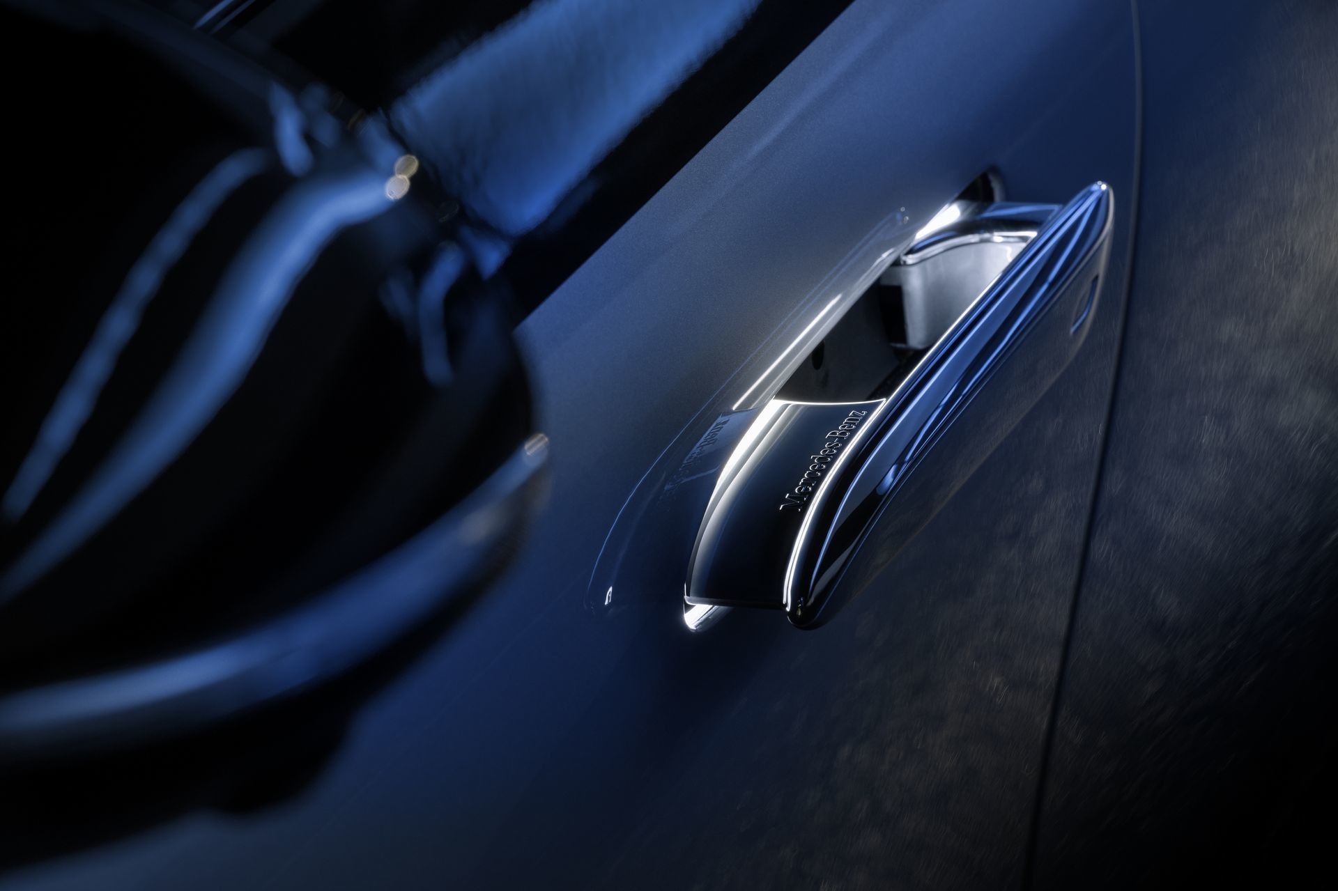 Manija de puerta integrada en Mercedes EQS, diseño aerodinámico.