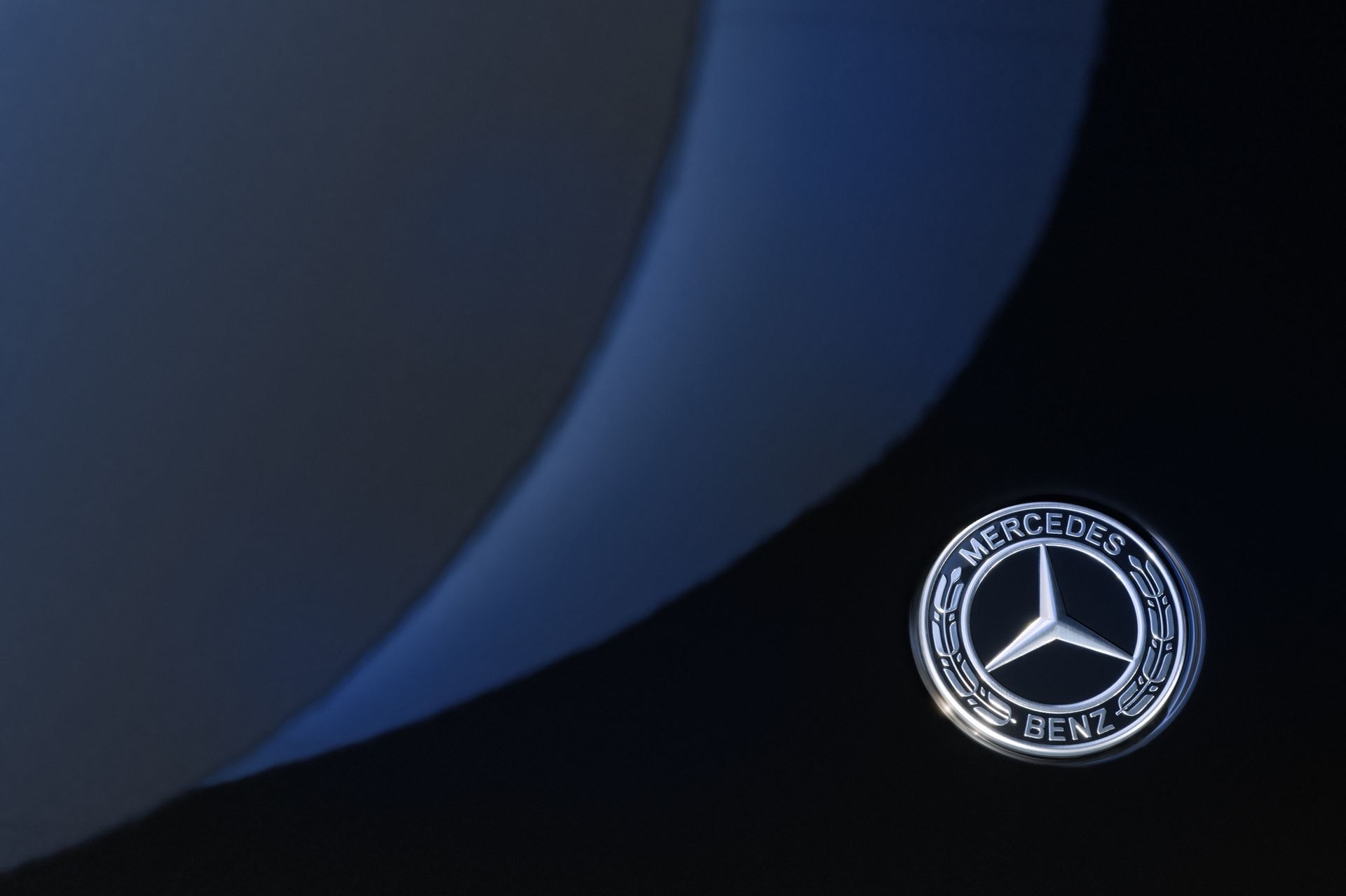 Macro de la estrella Mercedes-Benz, ícono de la marca.