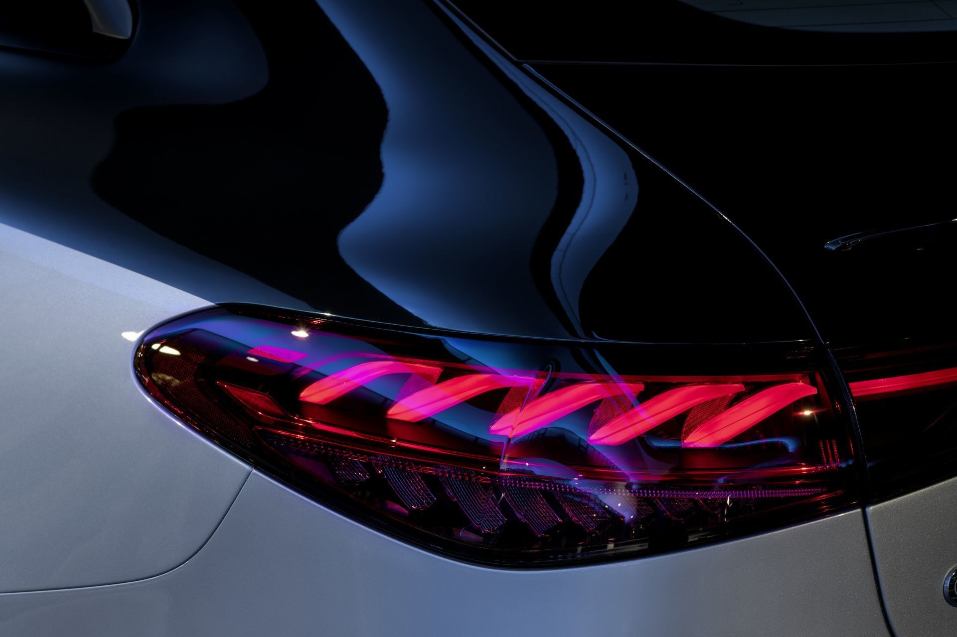 Detalle innovador de la luz trasera del EQS con efecto de profundidad.