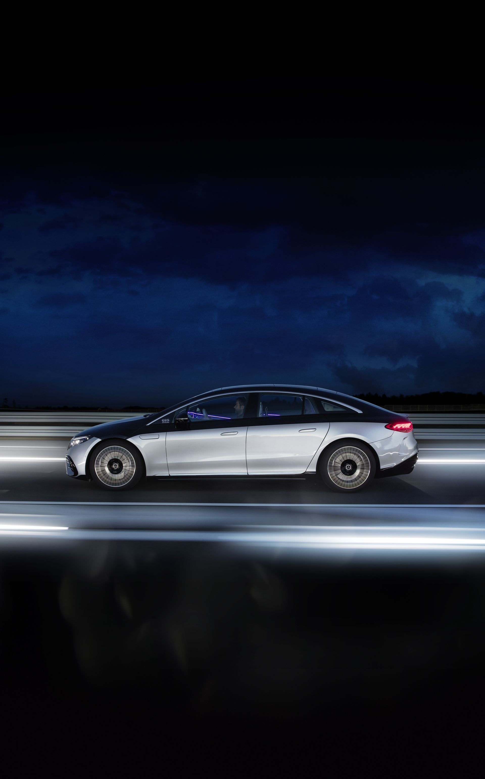 El EQS en movimiento, enfatizando su estética dinámica y refinada.