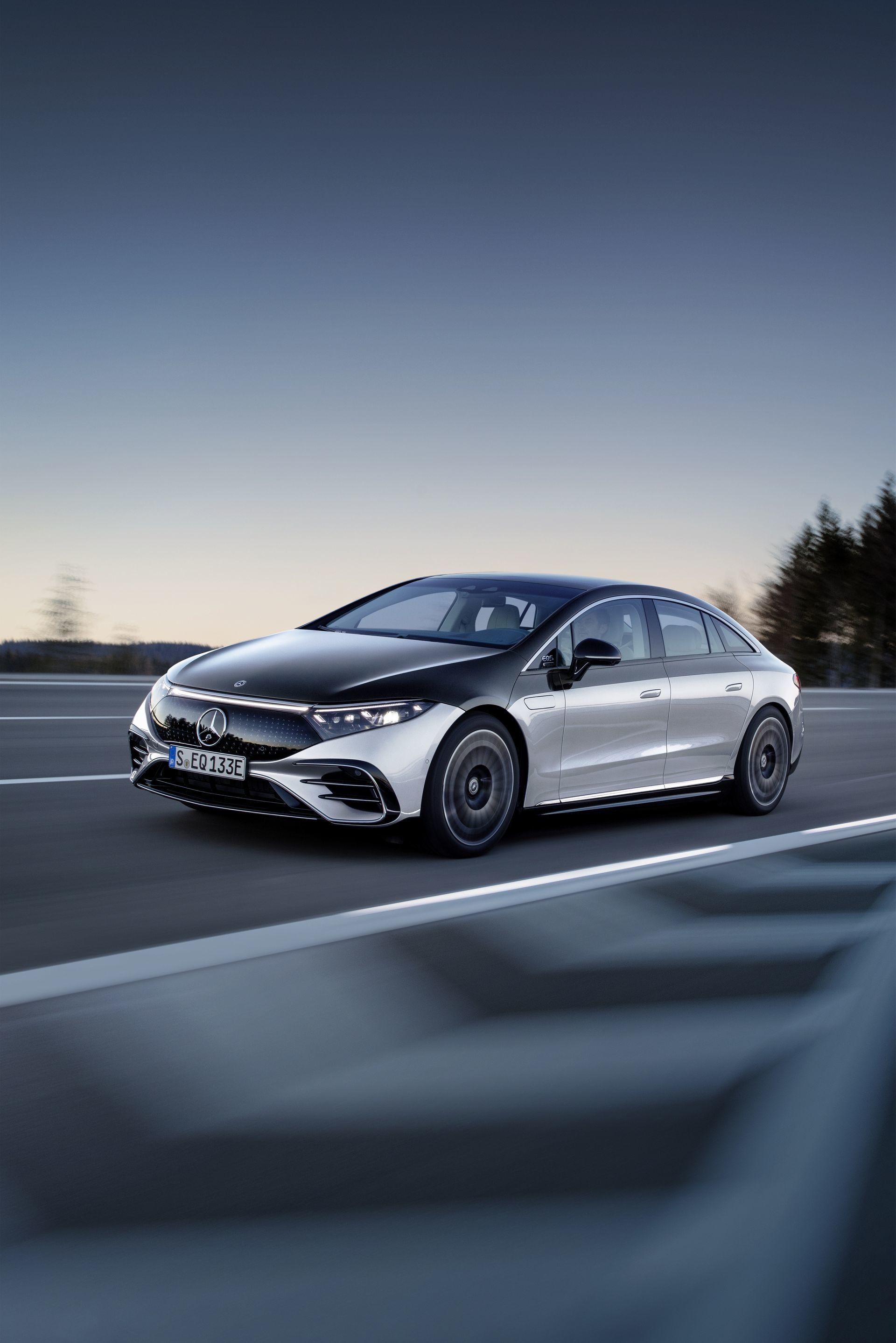 El EQS capturado en una toma nocturna deslizándose con elegancia y distinción.