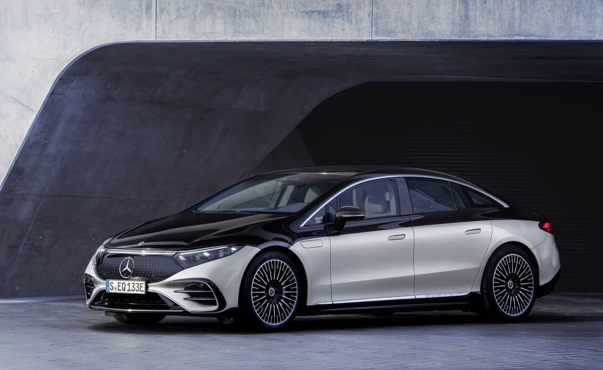 Vista frontal del Mercedes EQS eléctrico destacando su diseño aerodinámico.