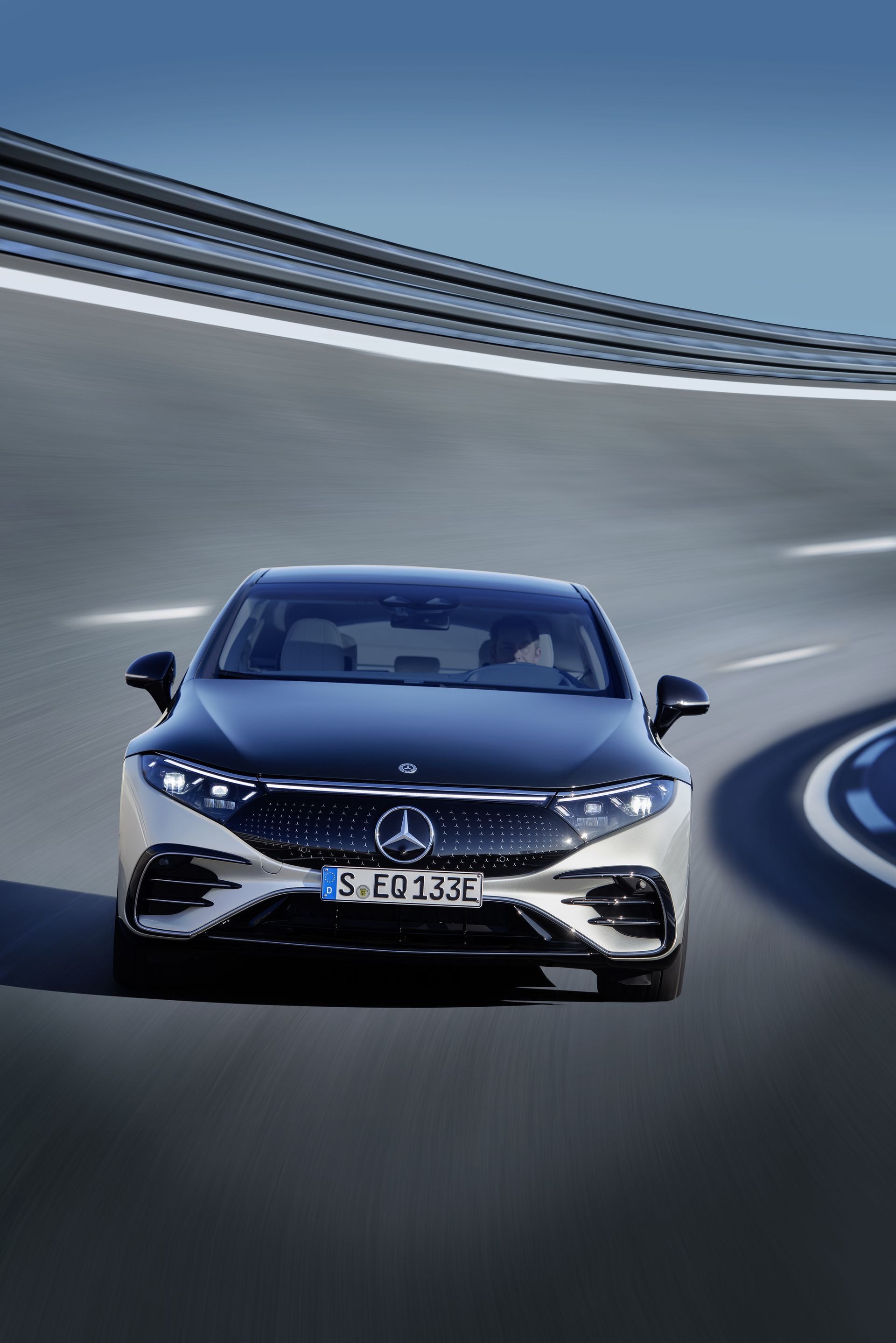 Esta toma frontal del EQS resalta su estética avanzada y estatus premium.