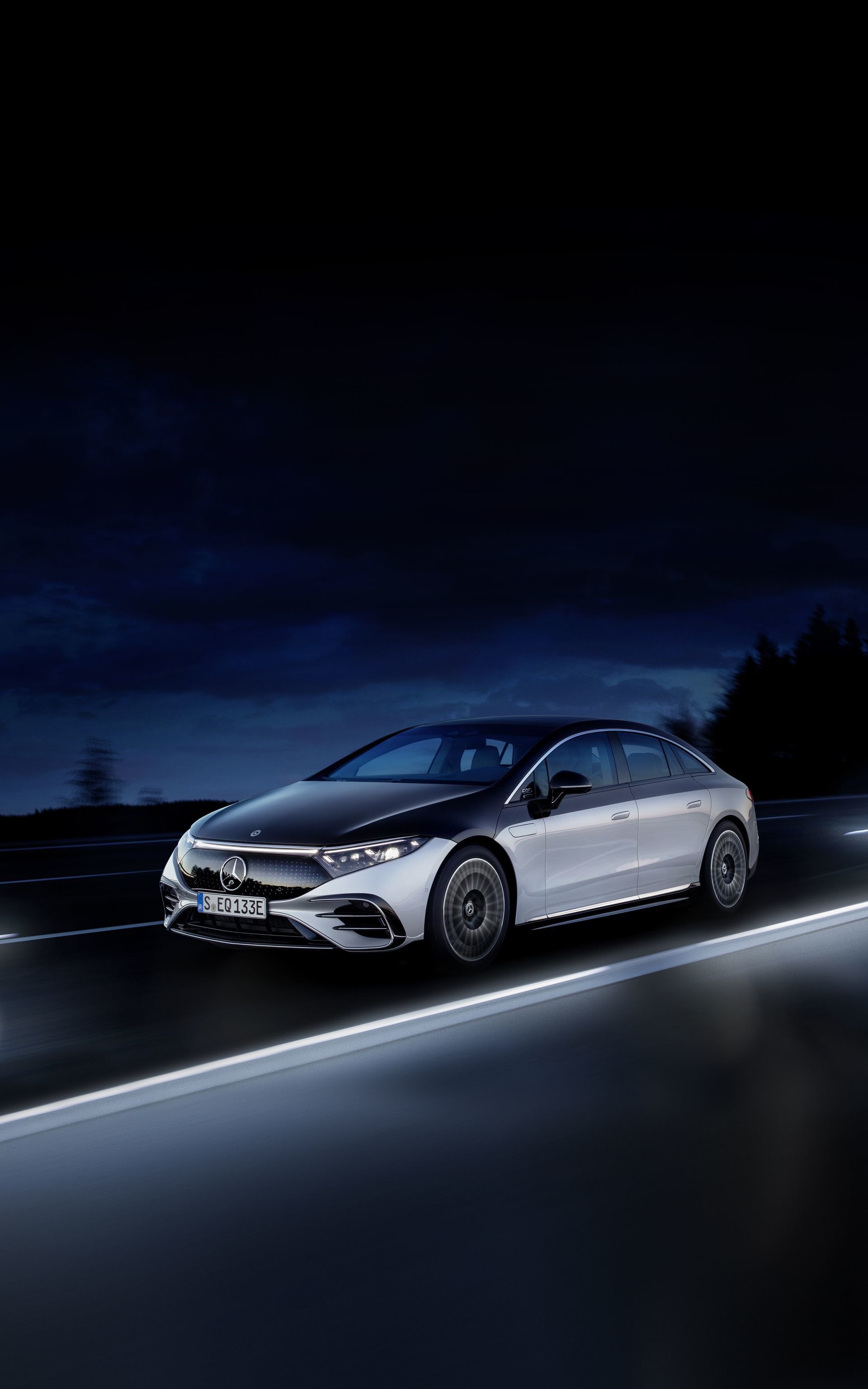 Imagen dinámica del EQS destacando sus líneas en un ambiente nocturno.