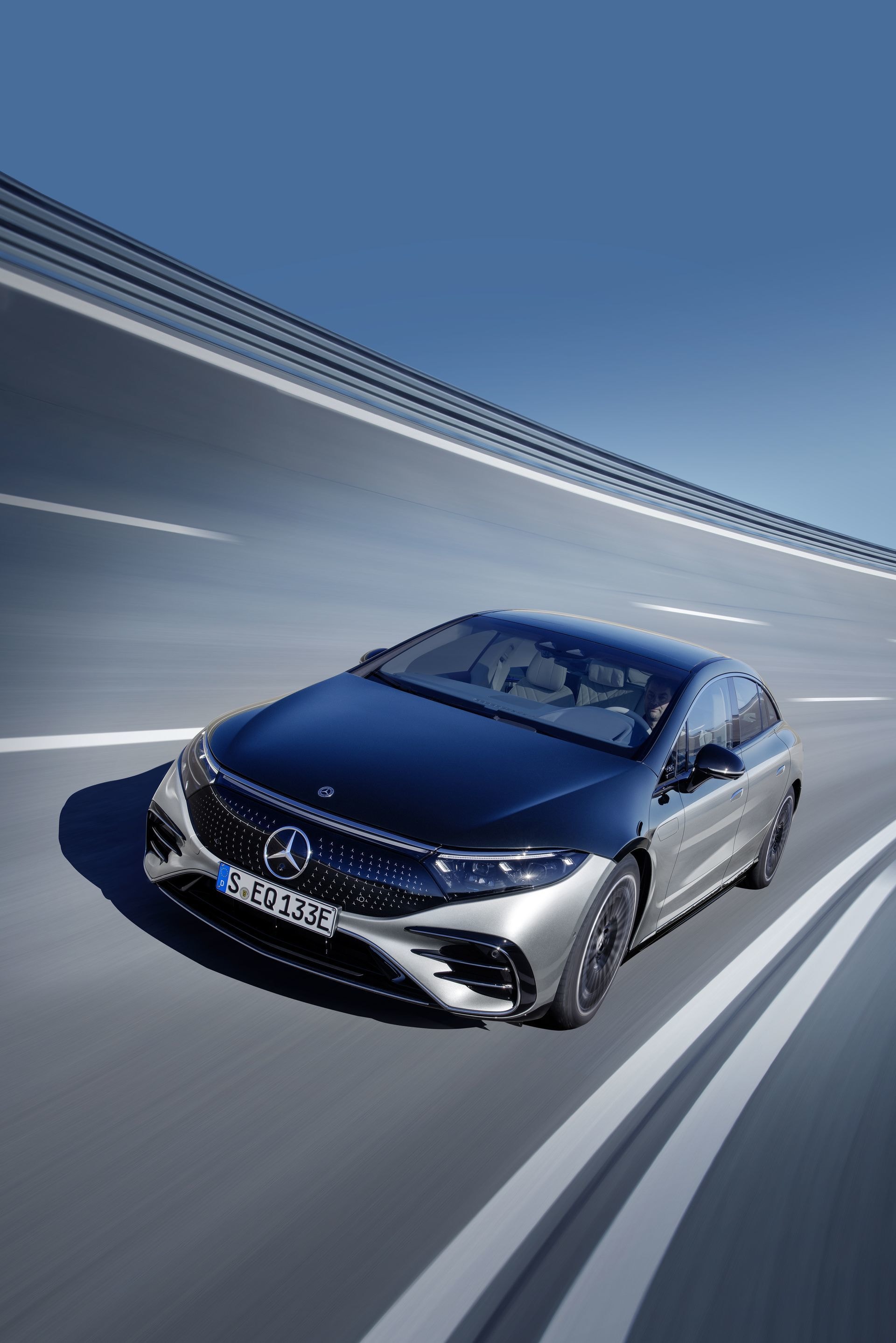 Perfil lateral del EQS durante el día realzando su aerodinámica y diseño vanguardista.