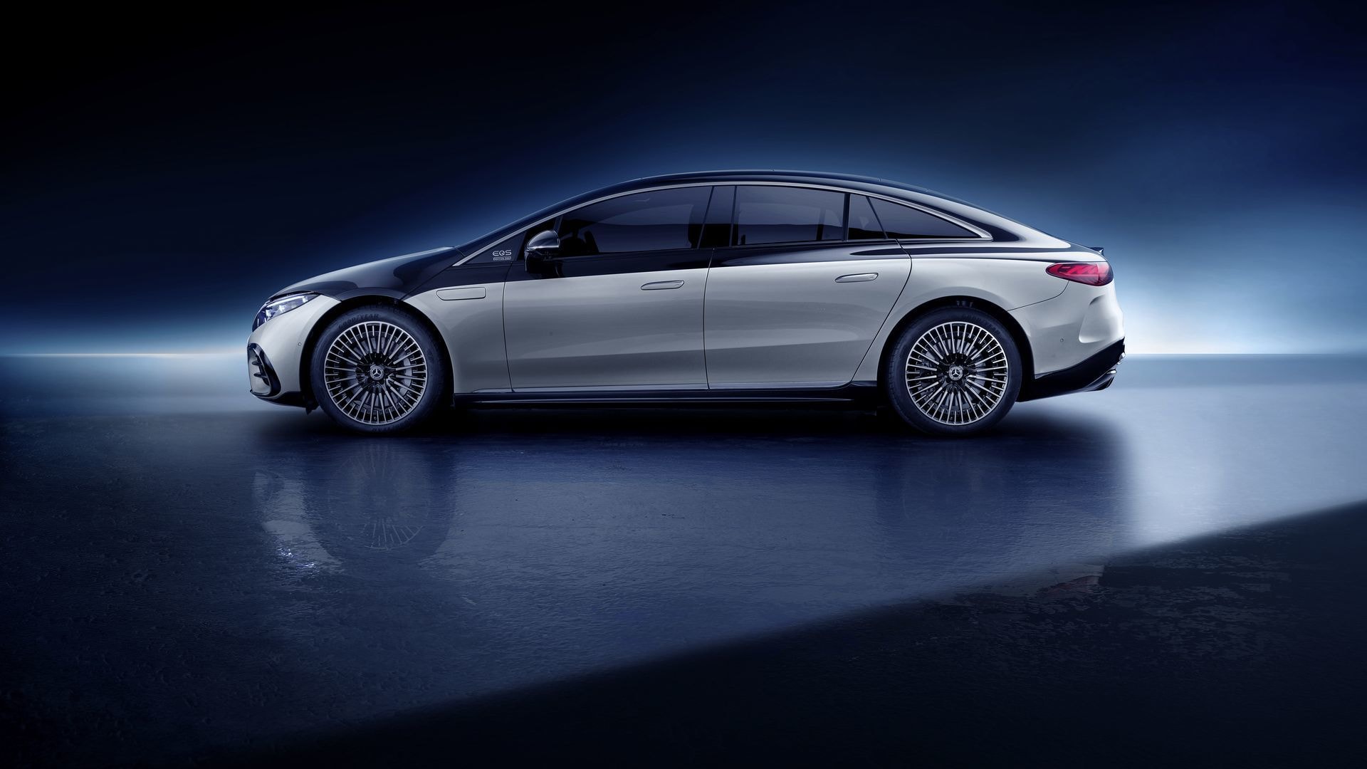 Perfil lateral del EQS mostrando su diseño aerodinámico y llantas exclusivas.
