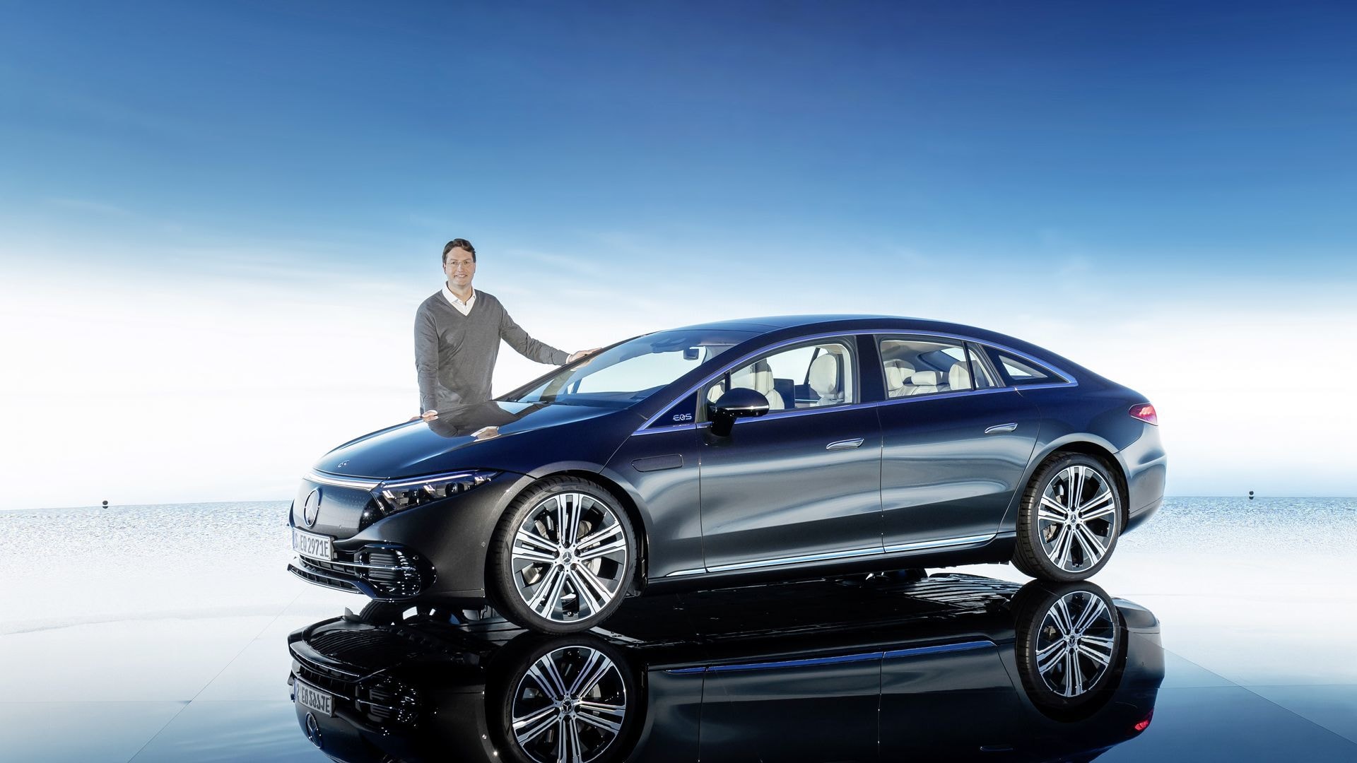 Presentación del EQS junto a su diseñador, resaltando su elegancia y diseño.