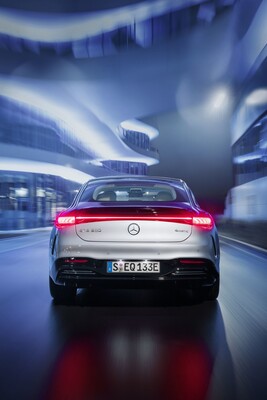 Imagen trasera del Mercedes EQS con iluminación nocturna, enfatizando su firma lumínica. Imagen trasera del Mercedes EQS con iluminación nocturna, enfatizando su firma lumínica.