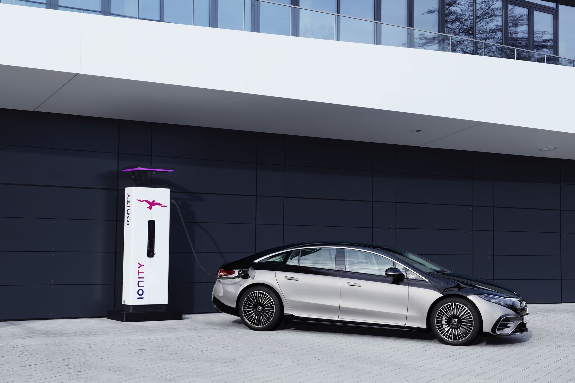 El EQS durante la recarga, enfatizando su naturaleza eléctrica.