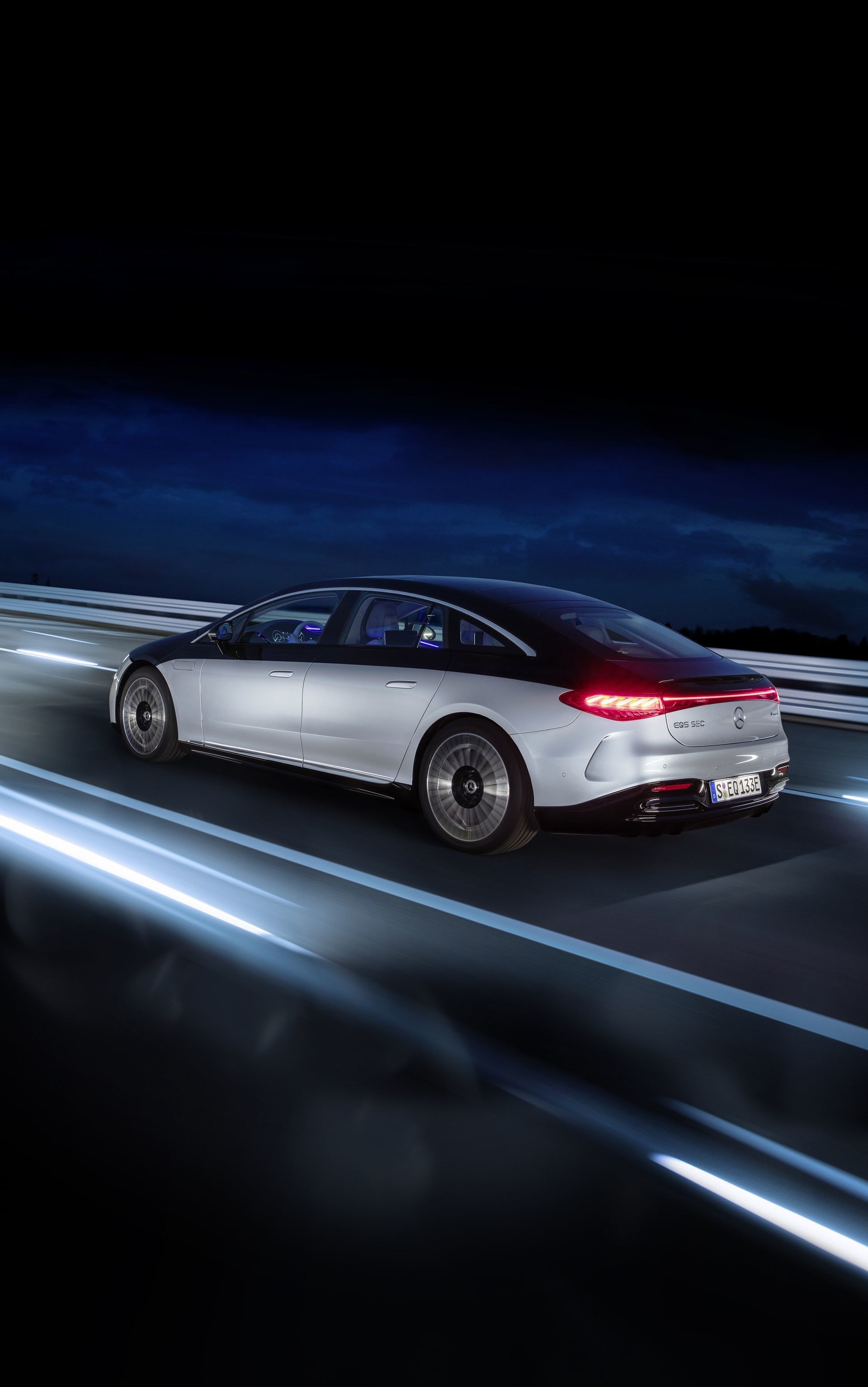 Dinamismo del EQS capturado en movimiento con un fondo desenfocado.