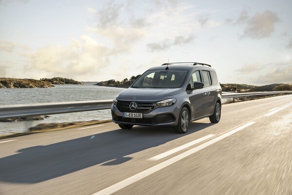 Mercedes EQT rodando en carretera; diseño frontal enmarcado por un bello entorno.